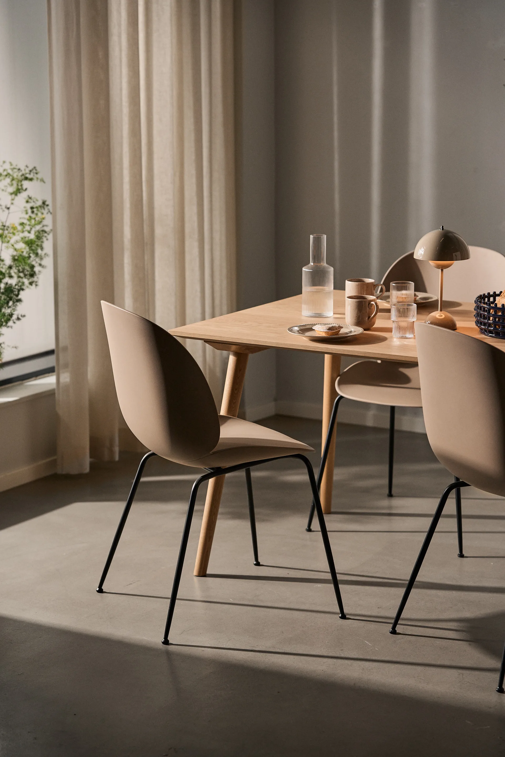 Beetle stol, new beige, sort forkromet stålstel GUBI