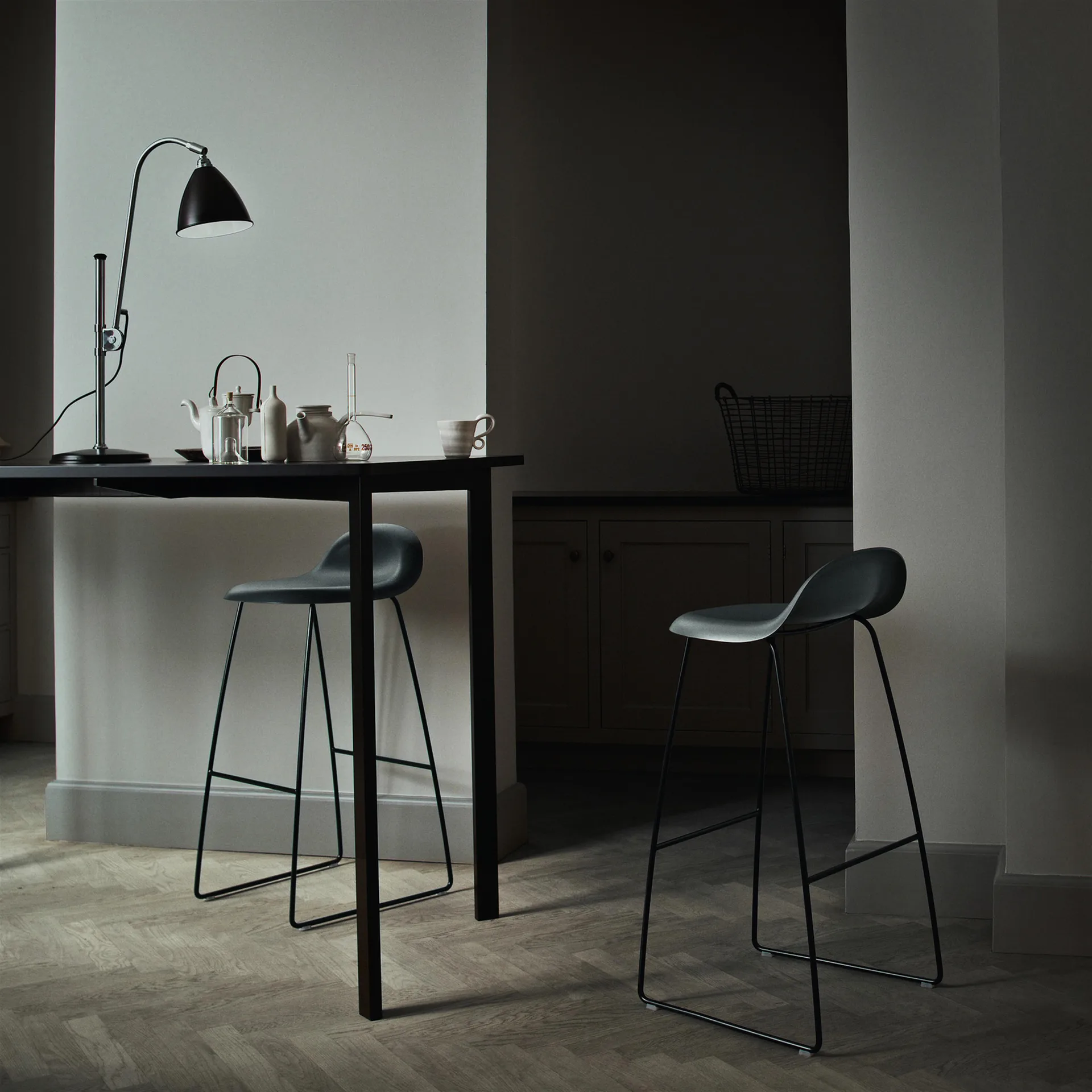 Bestlite BL1 bordlampe, sort-krom GUBI