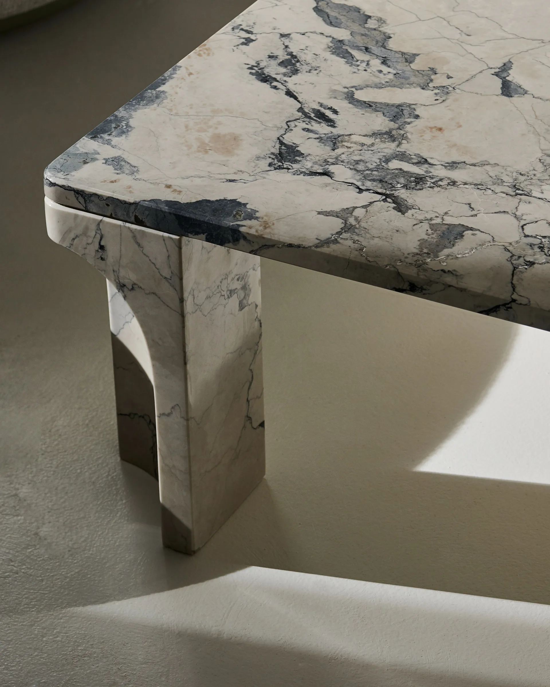 Doric sofabord 80x80 cm, Electric grey GUBI