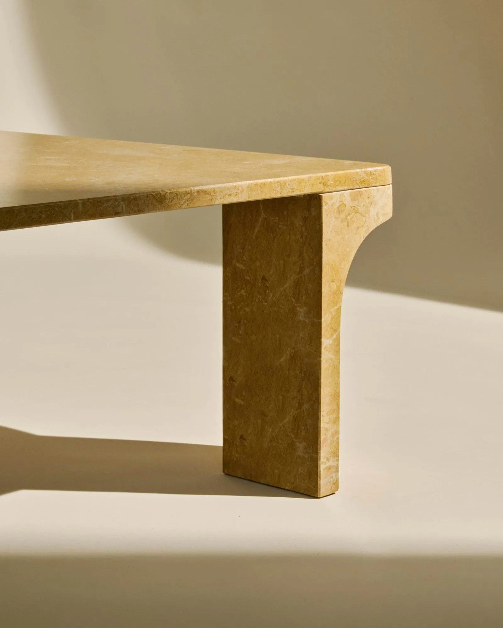 Doric sofabord, Honey Amber marmor, 80x80 cm GUBI