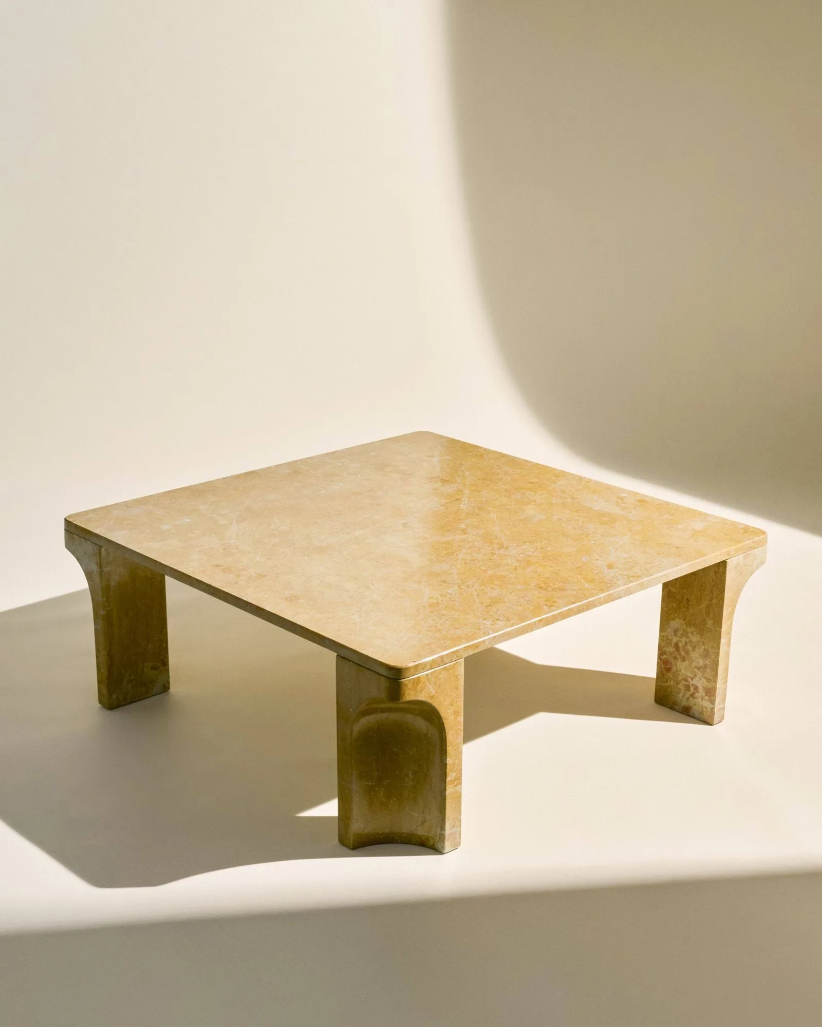 Doric sofabord, Honey Amber marmor, 80x80 cm GUBI