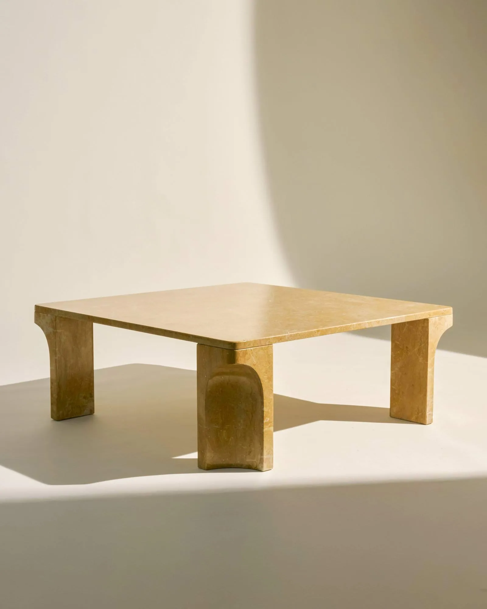 Doric sofabord, Honey Amber marmor, 80x80 cm GUBI