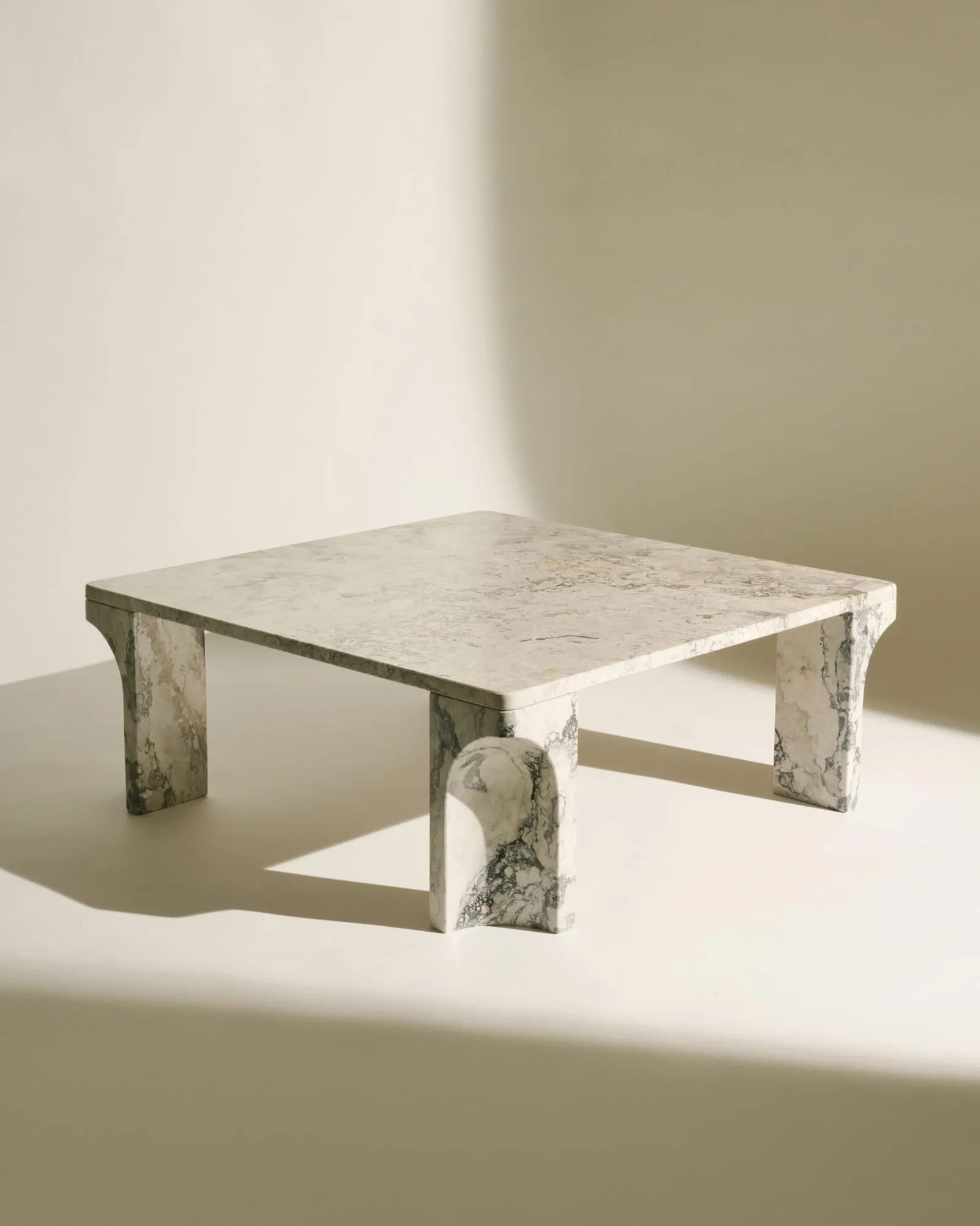 Doric sofabord, Stormy Gray marmor, 80x80 cm GUBI