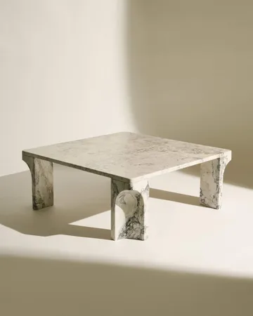 Doric sofabord - Stormy Gray marmor, 80x80 cm - GUBI