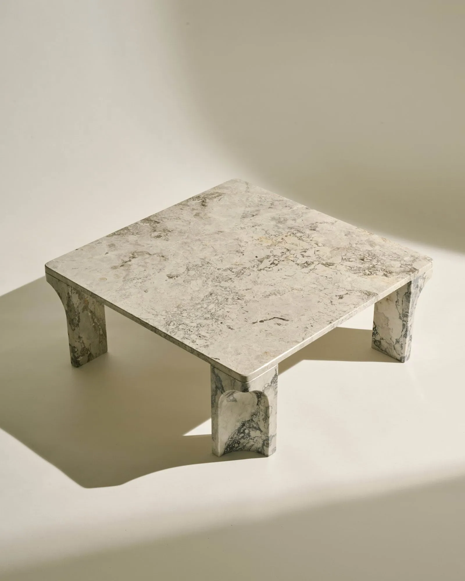 Doric sofabord, Stormy Gray marmor, 80x80 cm GUBI