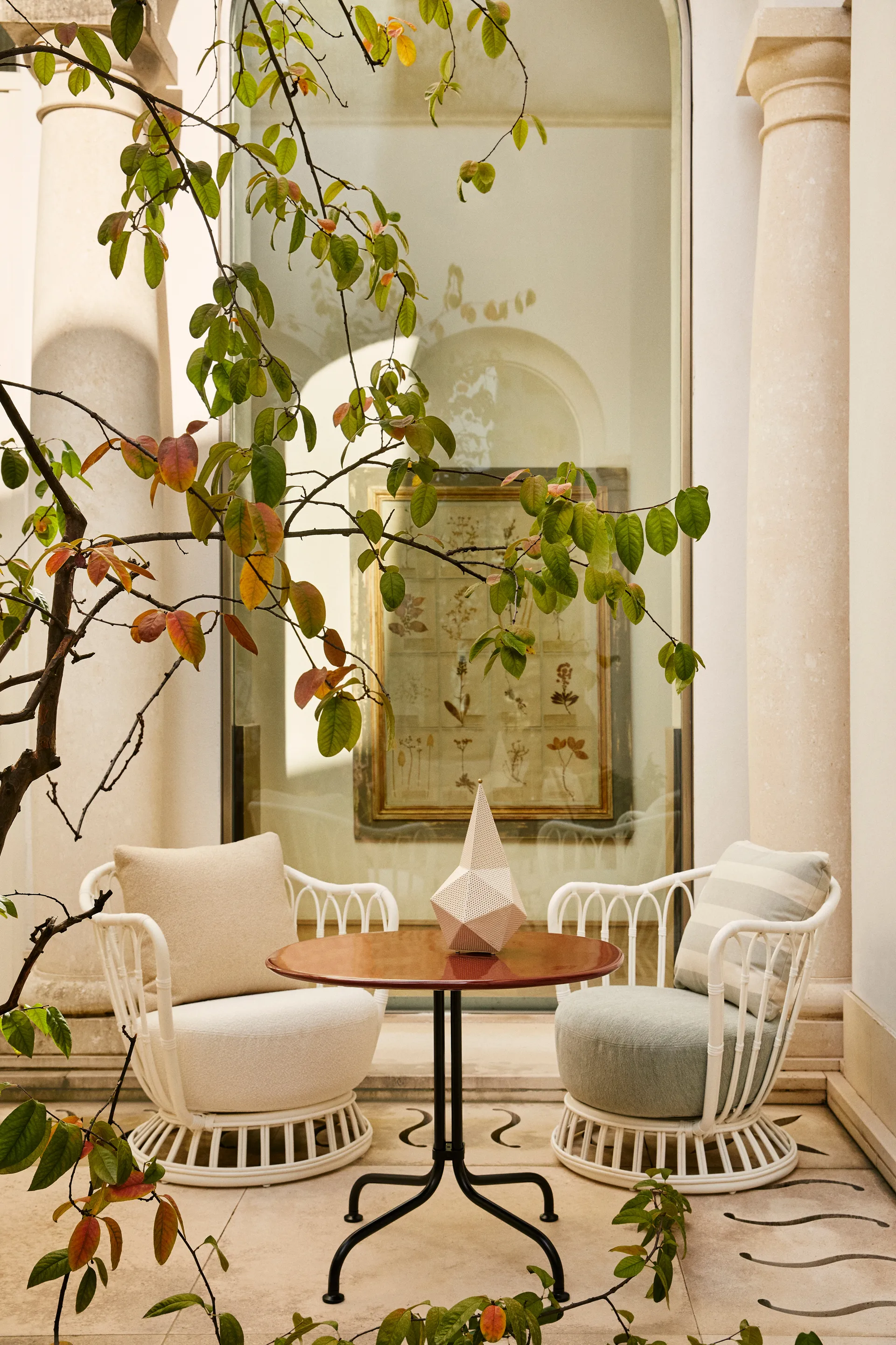 Grace Outdoor lænestol, Leslie Limonta 006-020-alabaster white GUBI