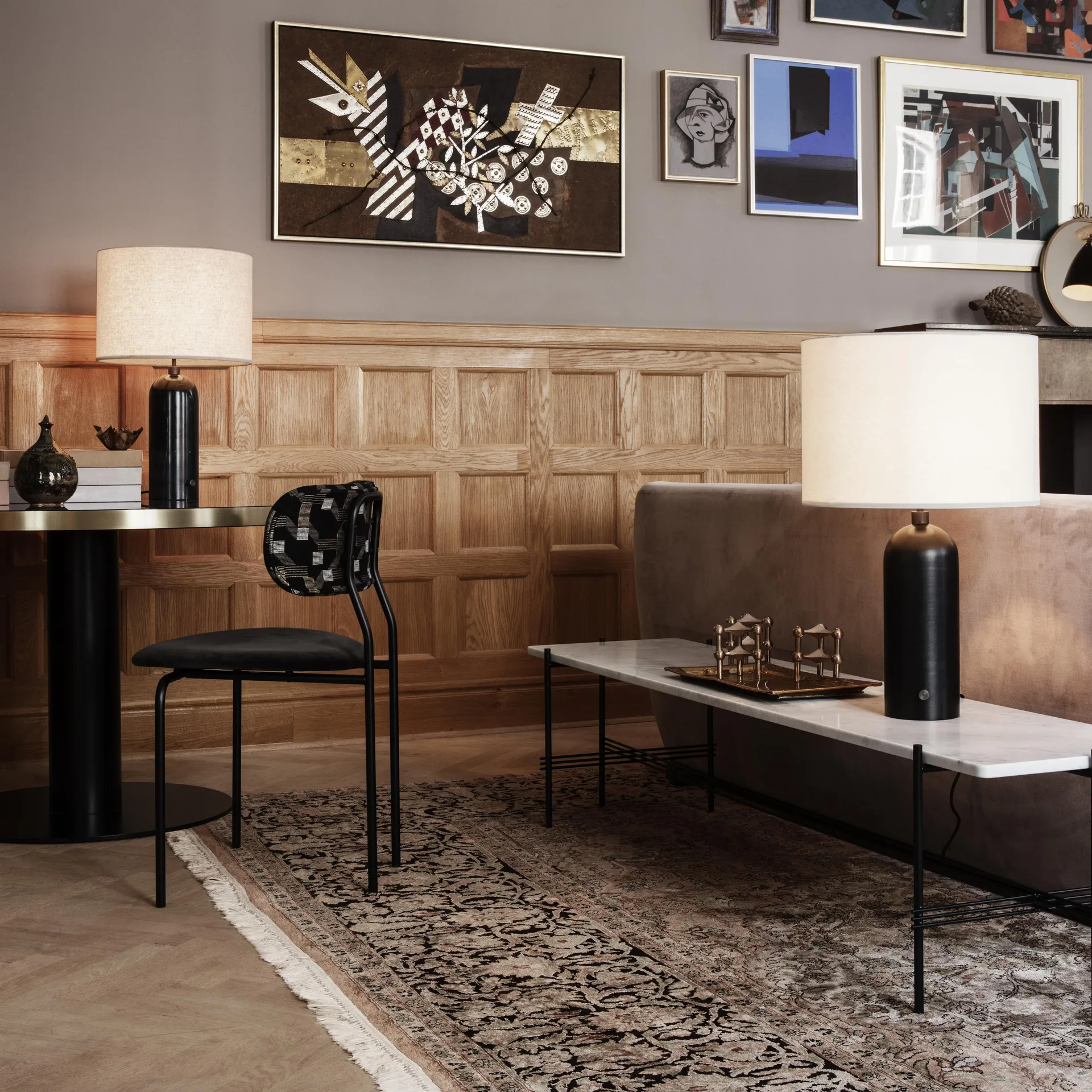 Gravity L bordlampe, black marble + hvid skærm  GUBI