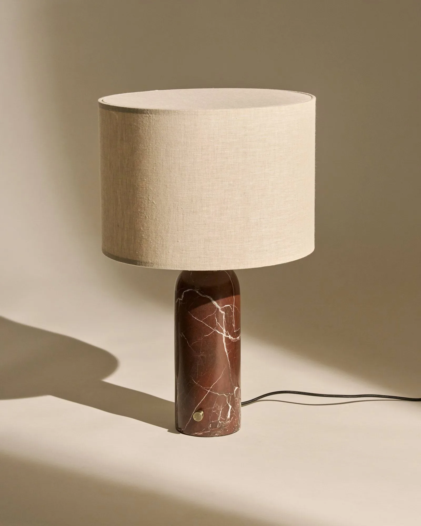 Gravity L bordlampe, Maroon marble-canvas GUBI