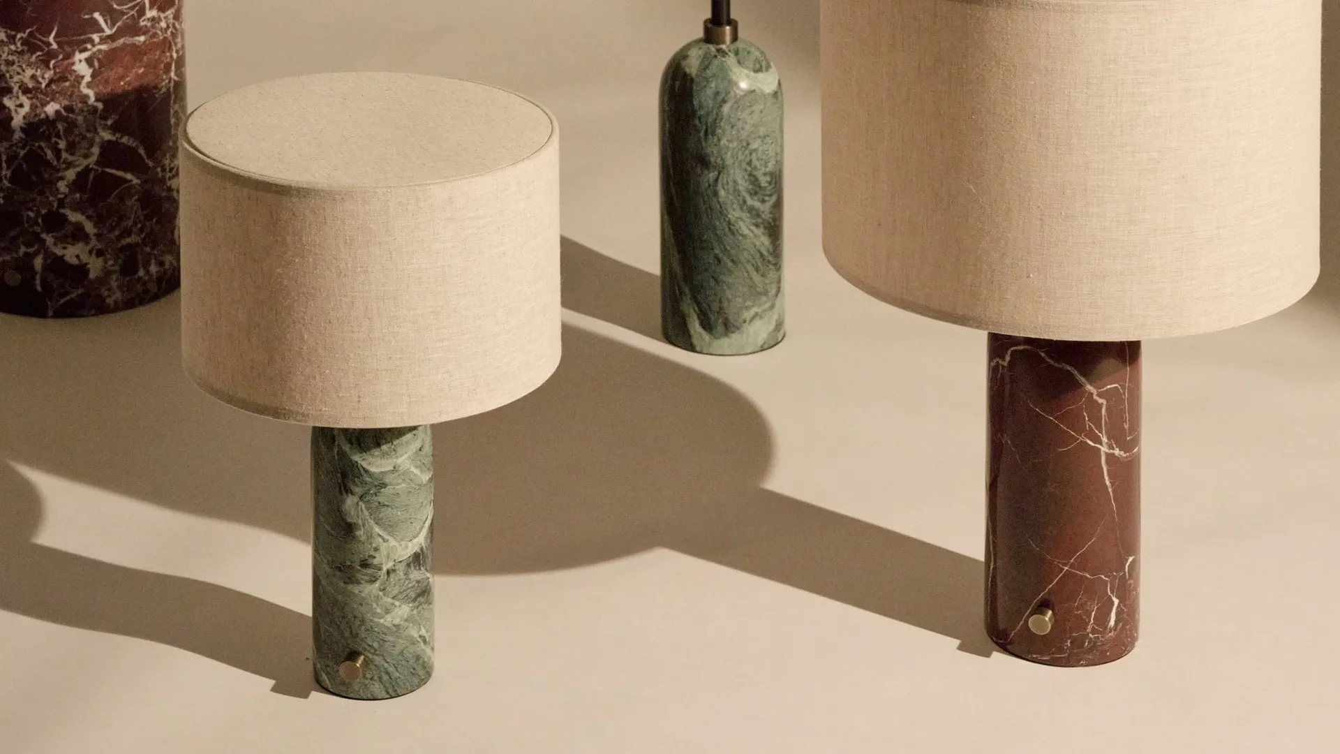 Gravity S bordlampe, Emerald marble-white GUBI