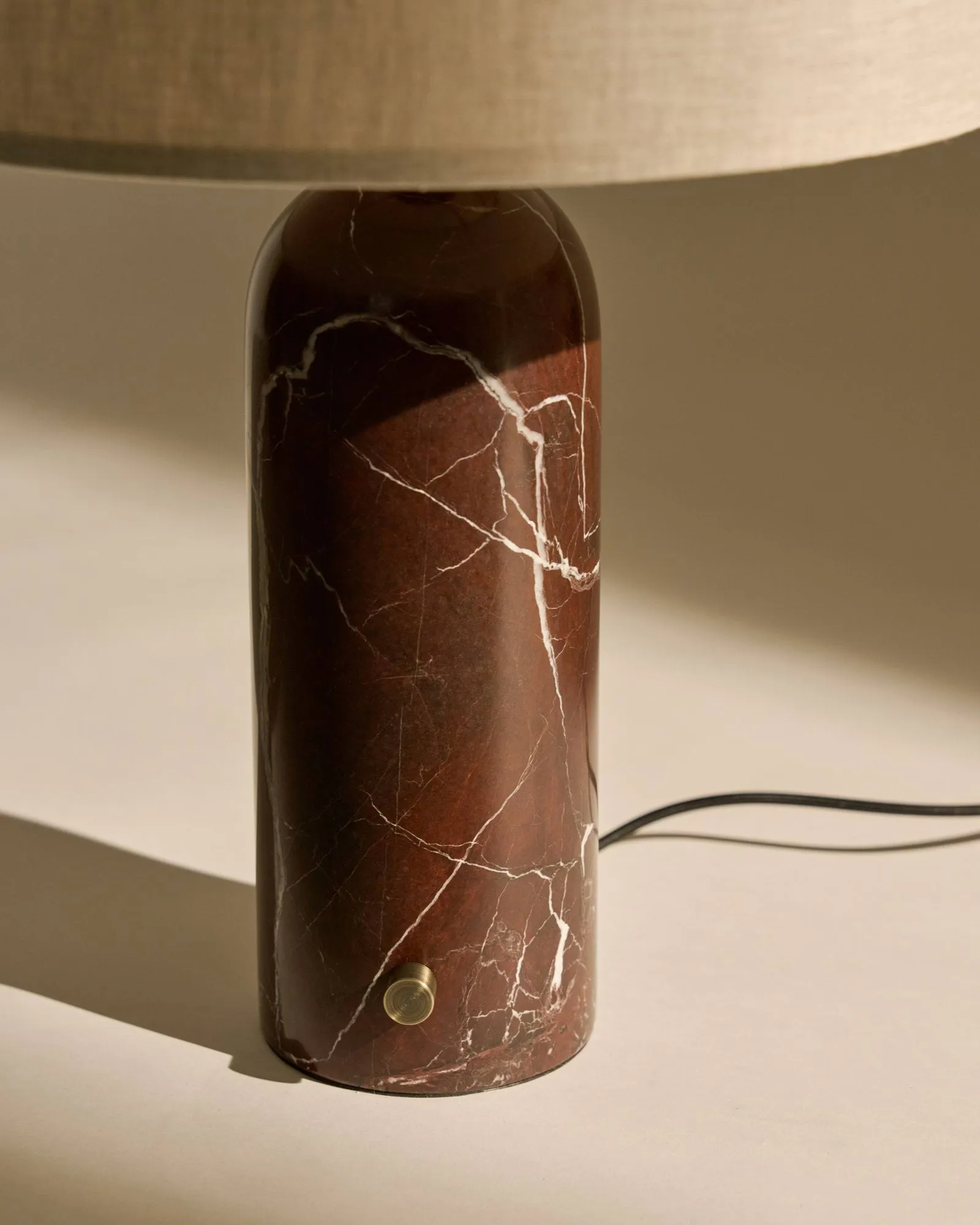 Gravity S bordlampe, Maroon marble-canvas GUBI