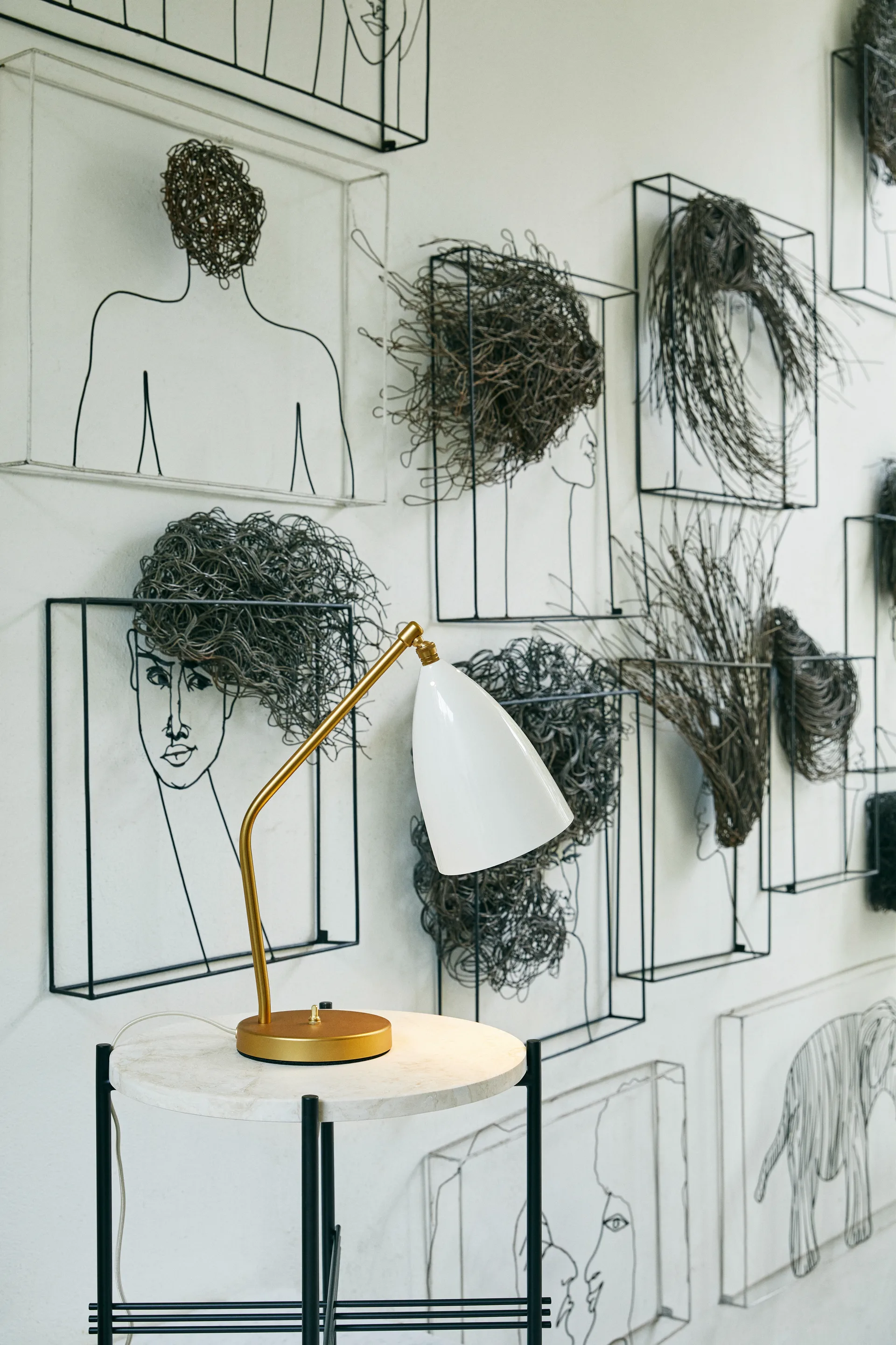 Græshoppe bordlampe blank, Alabaster white/Brass GUBI