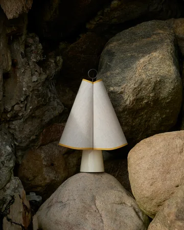 Hornbæk portable bordlampe - Poppy yellow - GUBI