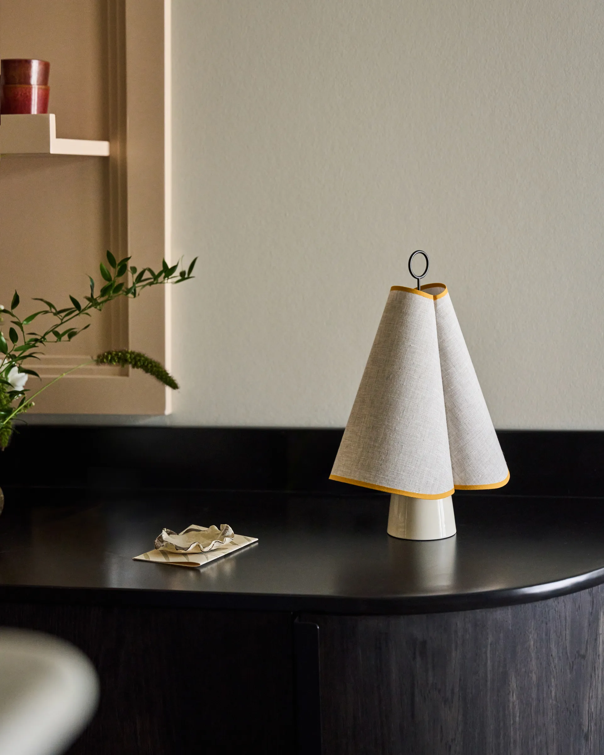 Hornbæk portable bordlampe, Poppy yellow GUBI