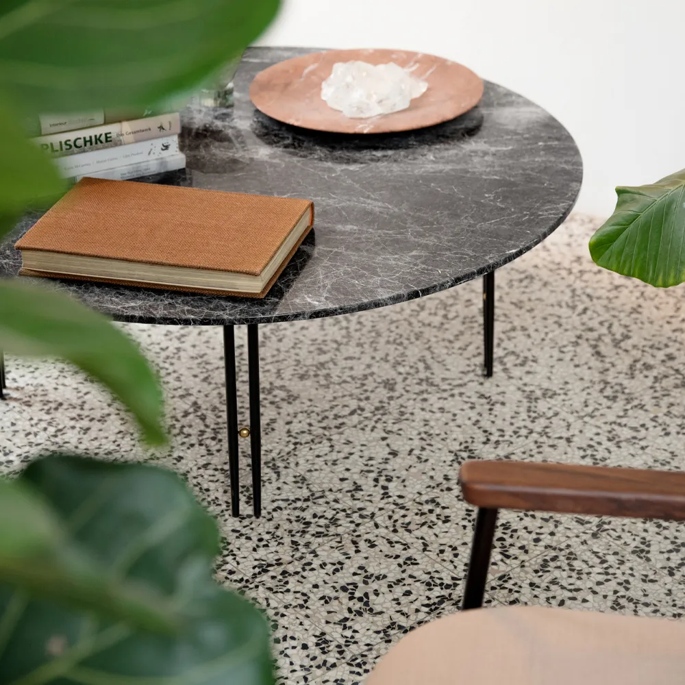 IOI sofabord, grey emperador marble, Ø70, sort stel GUBI