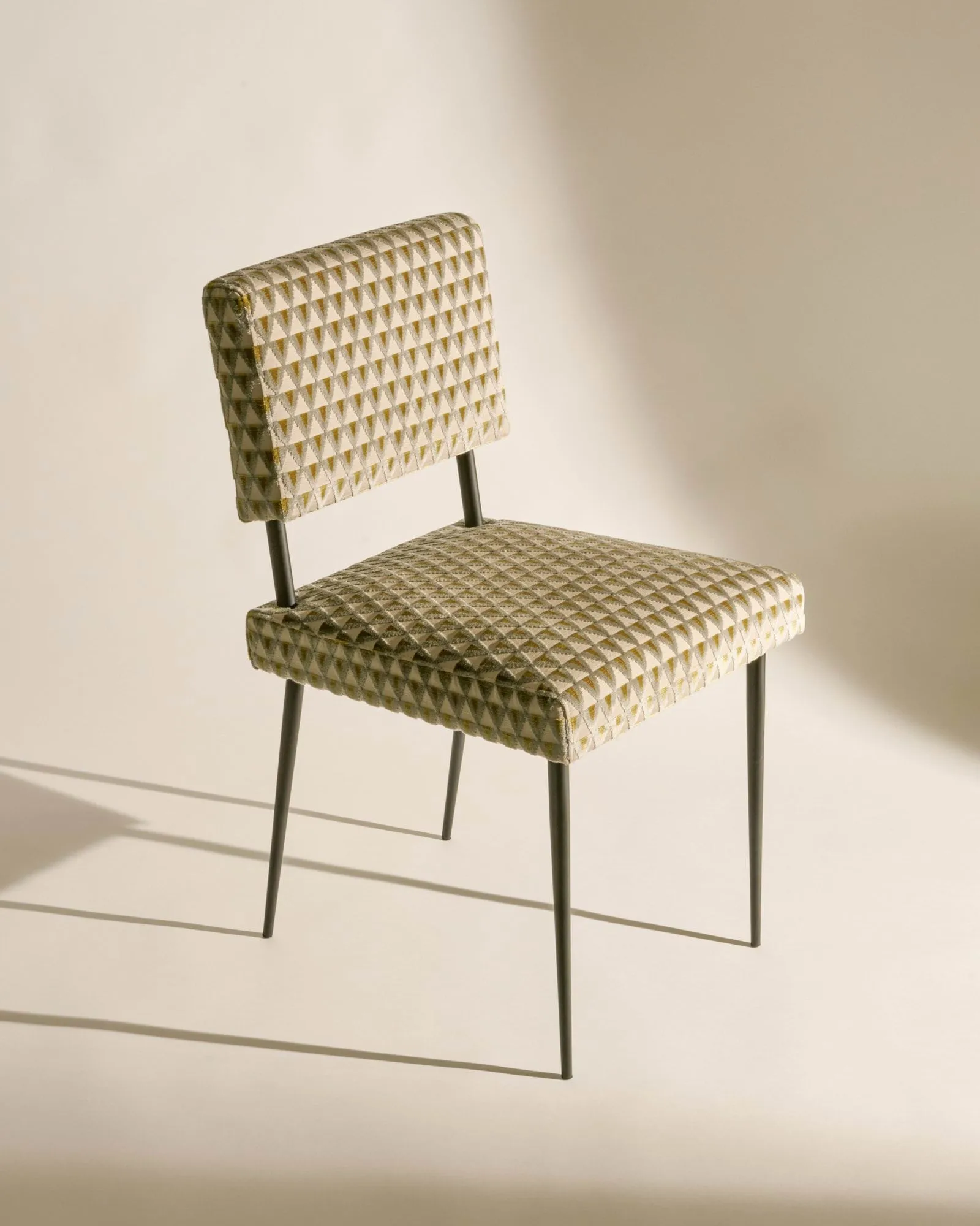 M-Chair stol, Amuleto 005-mat sort GUBI
