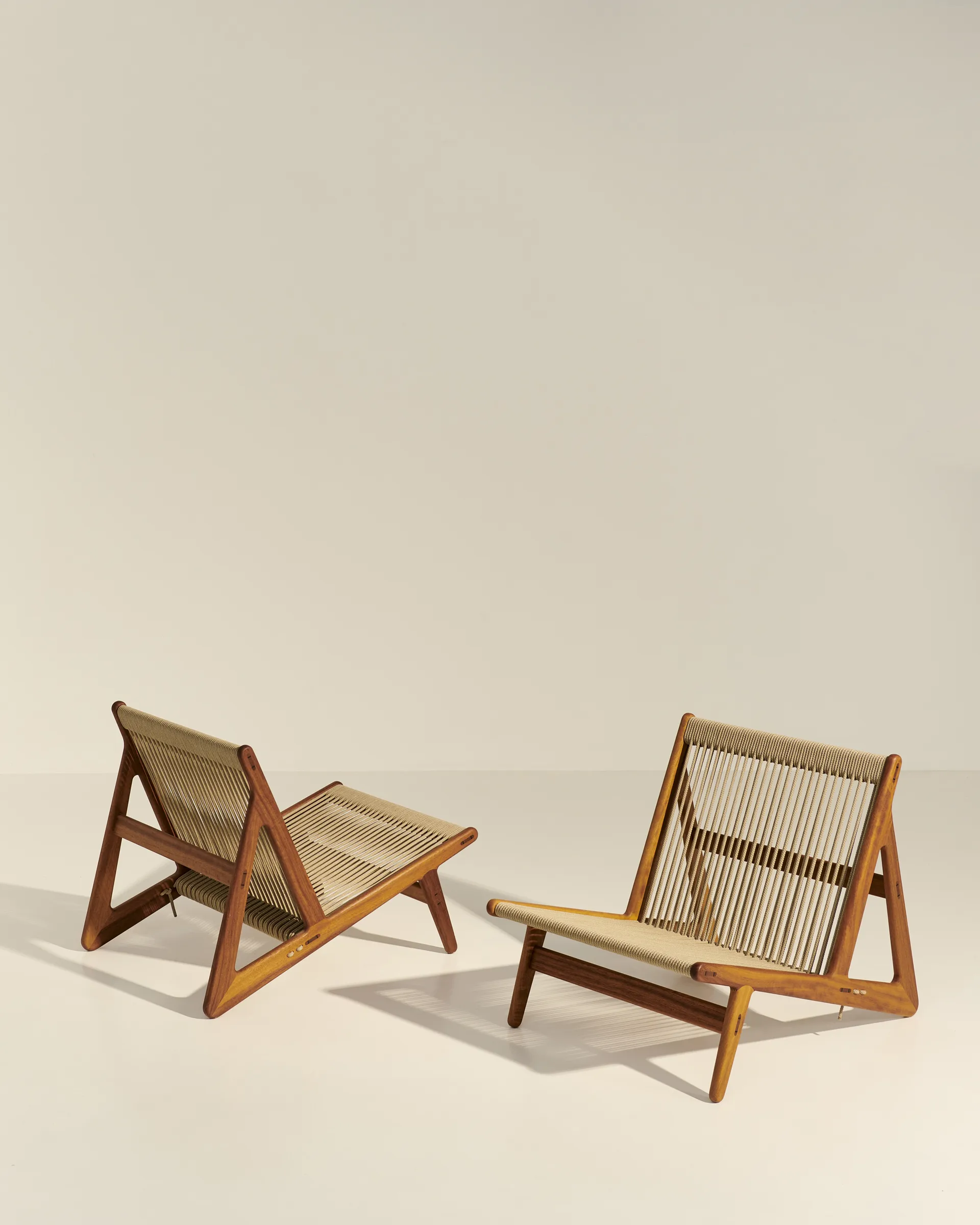 MR01 Initial outdoor lounge chair, Olieret irokotræ GUBI