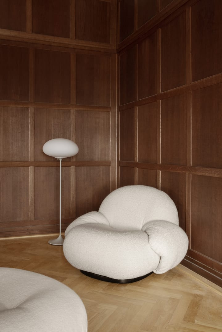 Pacha loungelænestol med armlæn, Karakorum 001-pearl gold GUBI