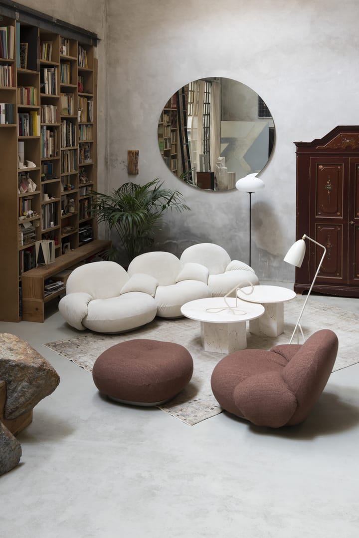 Pacha loungelænestol med armlæn, Karakorum 001-pearl gold GUBI