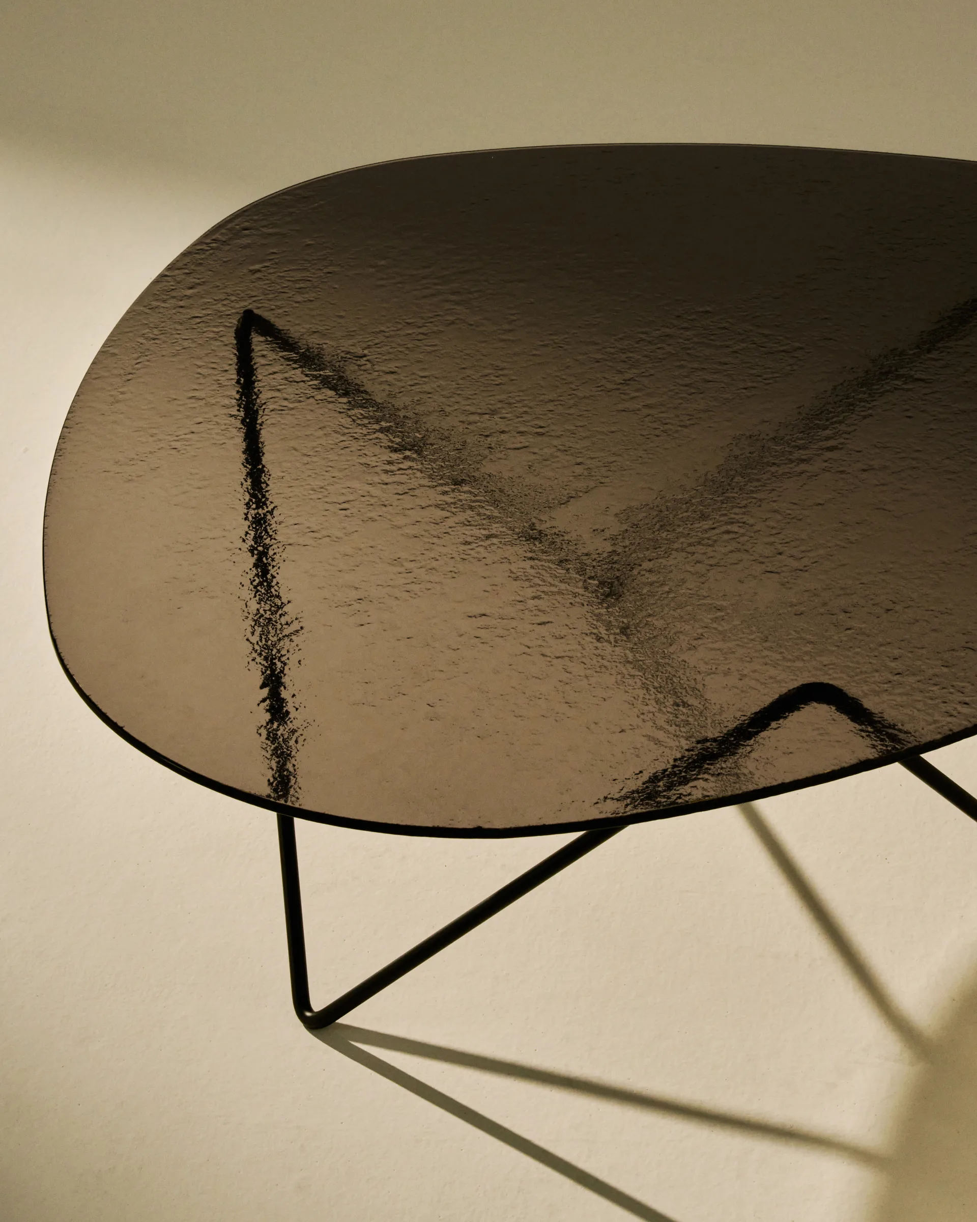 Pedrera sofabord, Sort semimat-strukturglas bronze GUBI