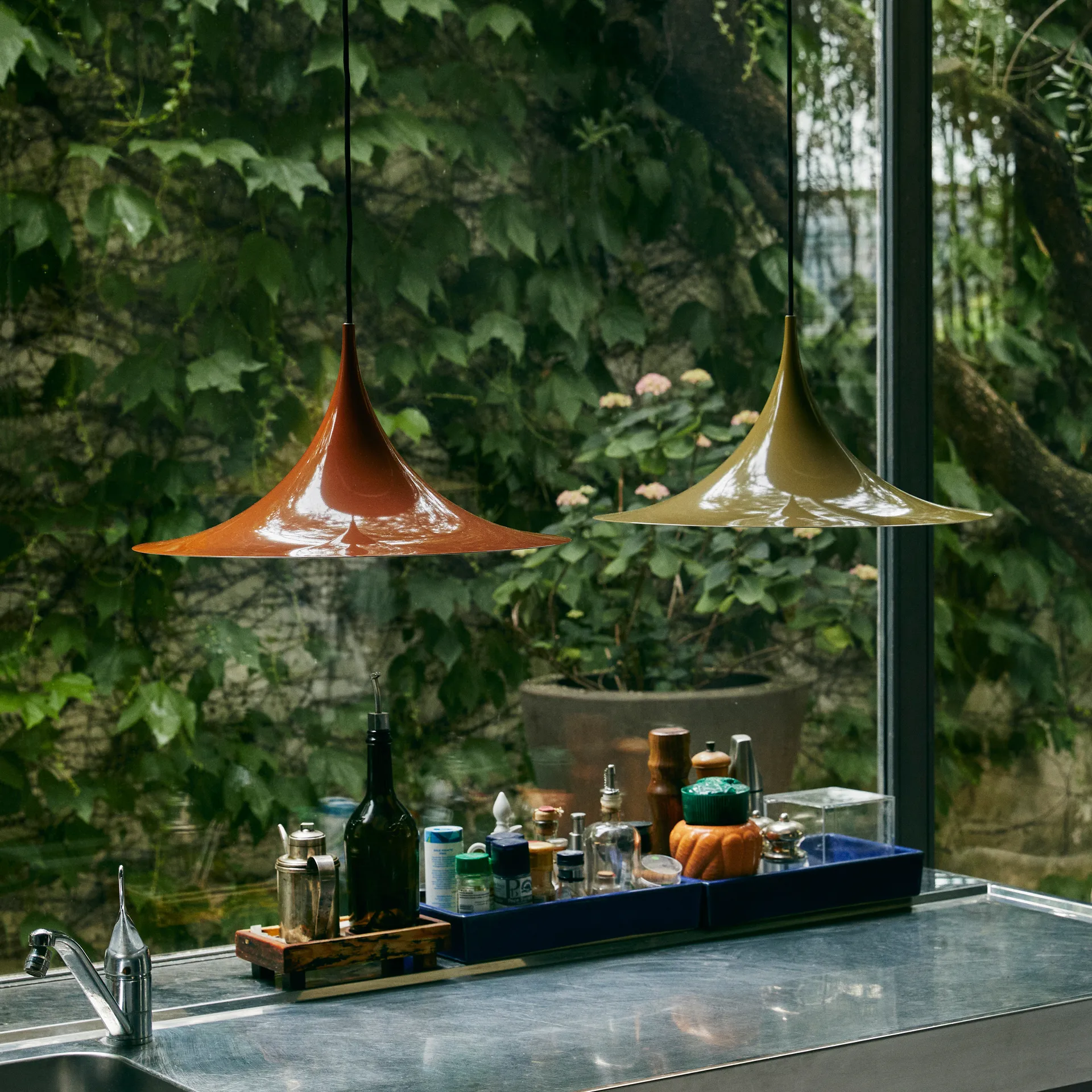 Semi lampe Ø 47 cm, Fennel seed glossy GUBI