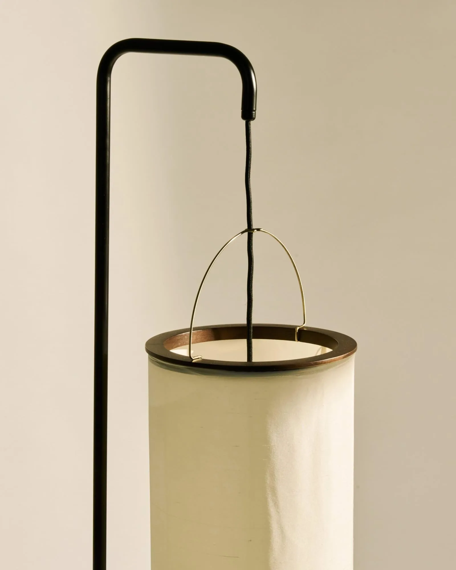 Silk Lantern gulvlampe, Natural white silk-semi mat sort, 163 cm GUBI
