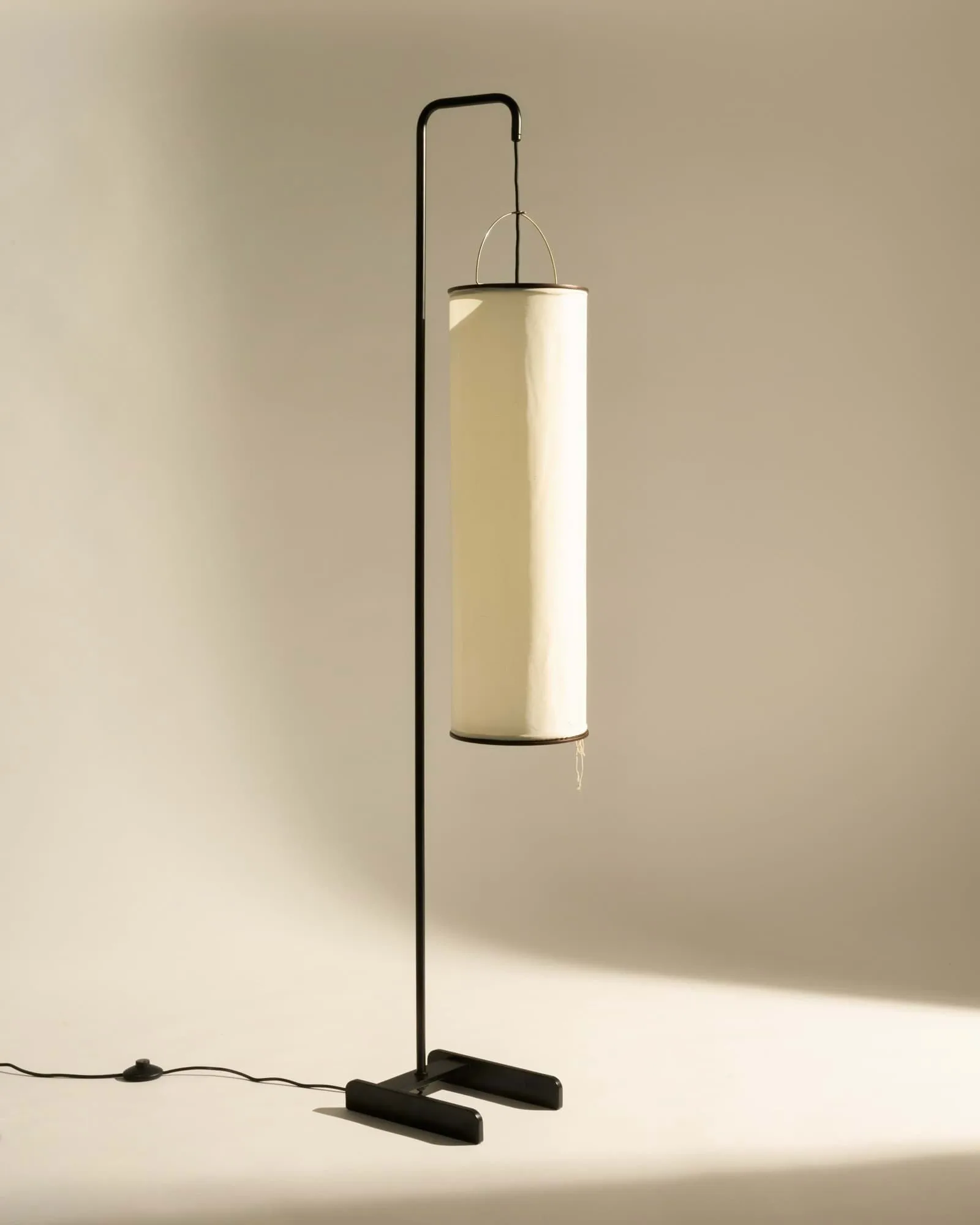 Silk Lantern gulvlampe, Natural white silk-semi mat sort, 163 cm GUBI