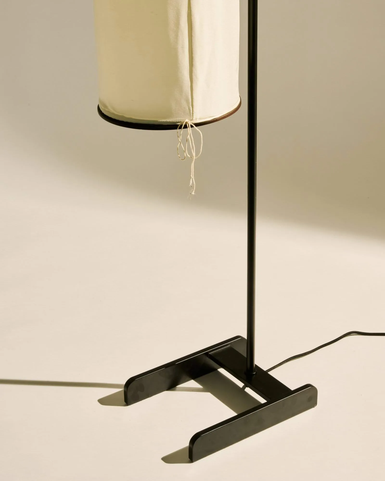 Silk Lantern gulvlampe, Natural white silk-semi mat sort, 163 cm GUBI