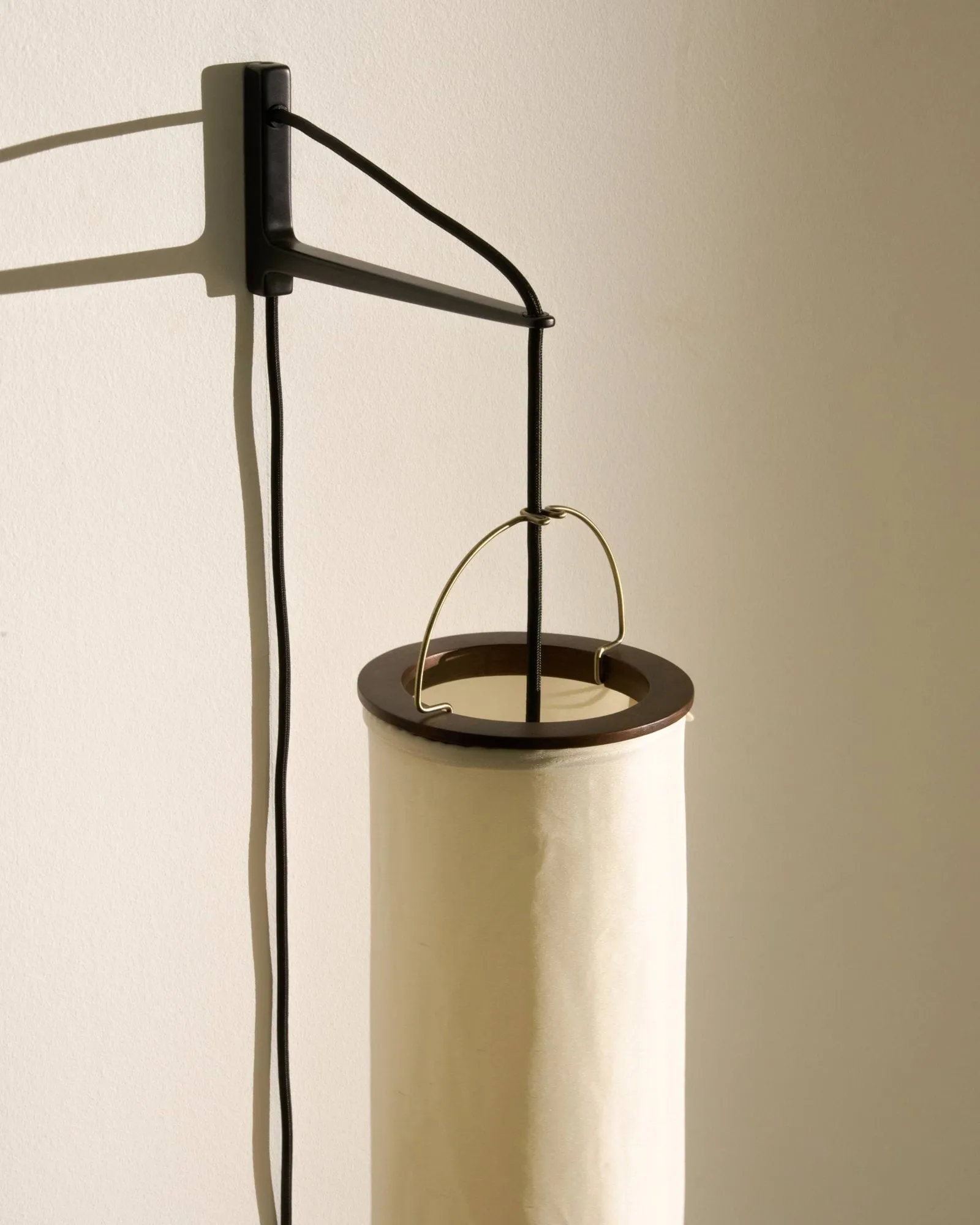 Silk Lantern væglampe, Natural white silk-halvmat sort GUBI