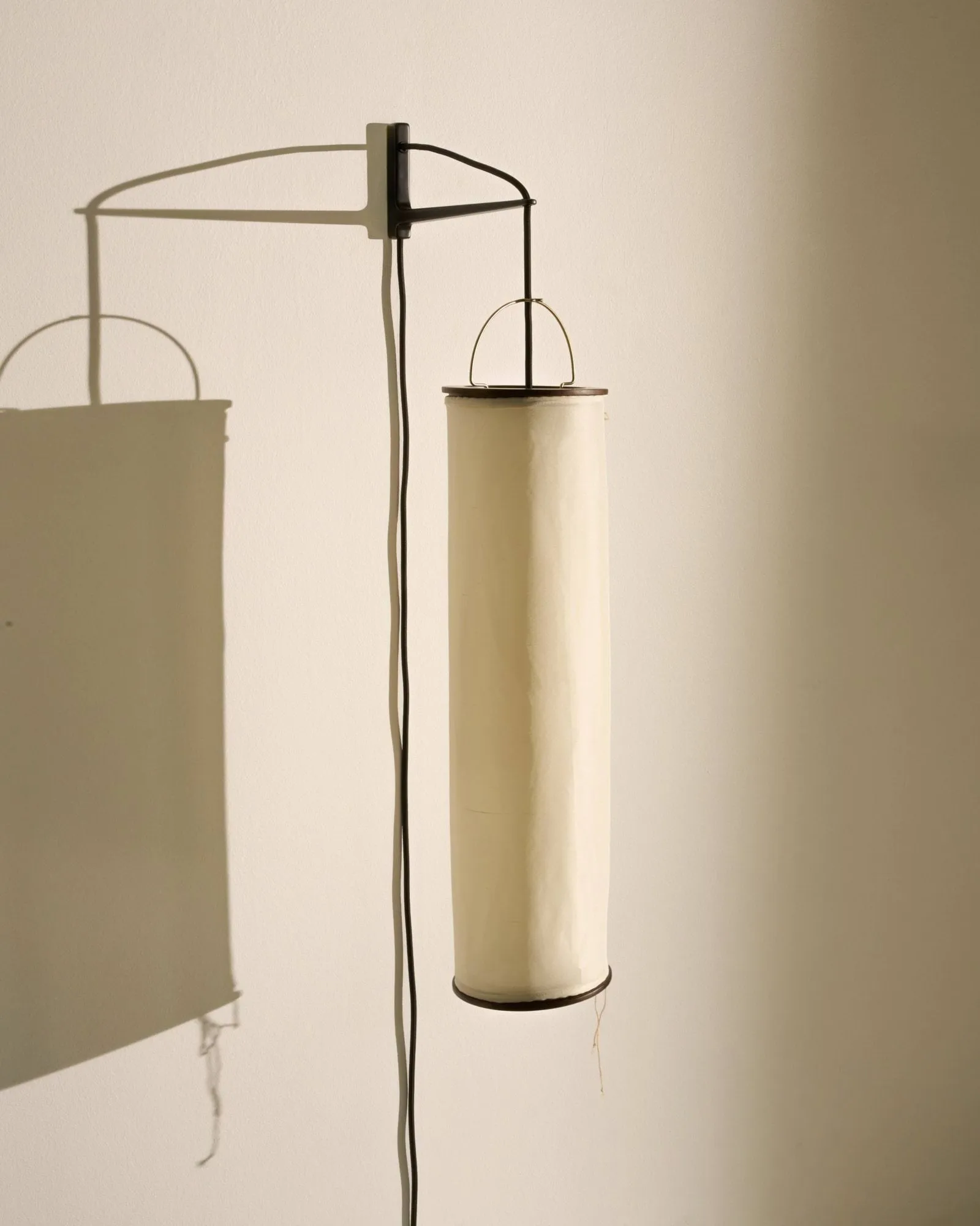 Silk Lantern væglampe, Natural white silk-halvmat sort GUBI