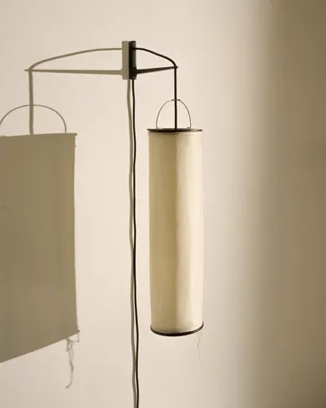 Silk Lantern væglampe - Natural white silk-halvmat sort - GUBI
