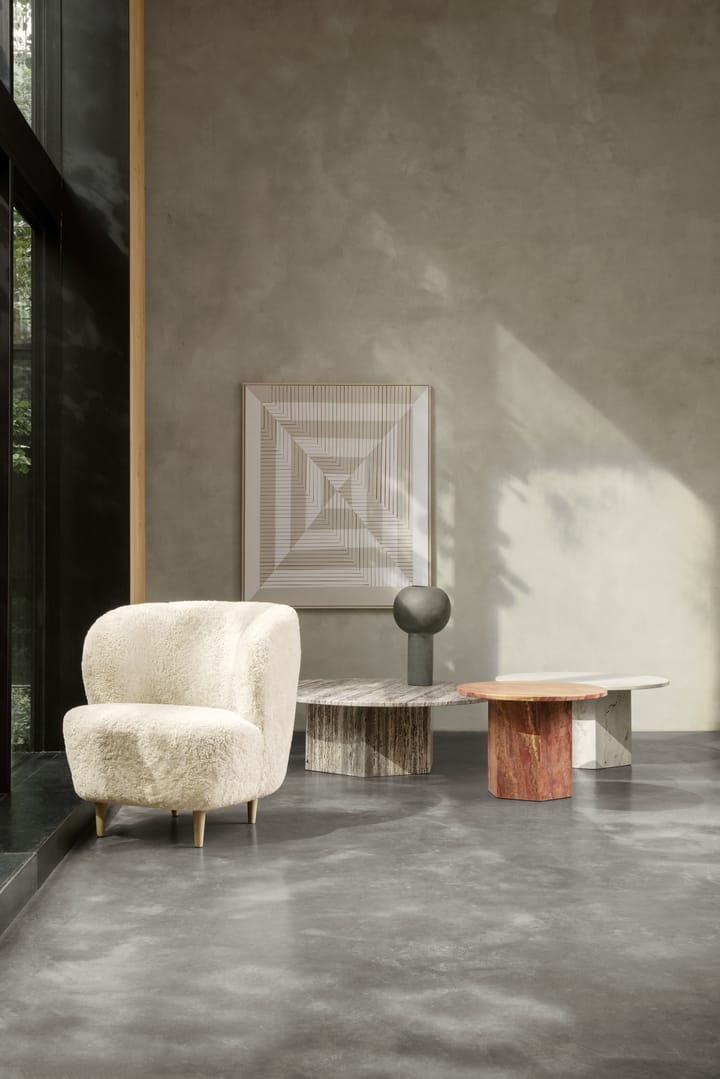 Stay Small loungelænestol, Fåreskind Moonlight-lakeret egetræ GUBI