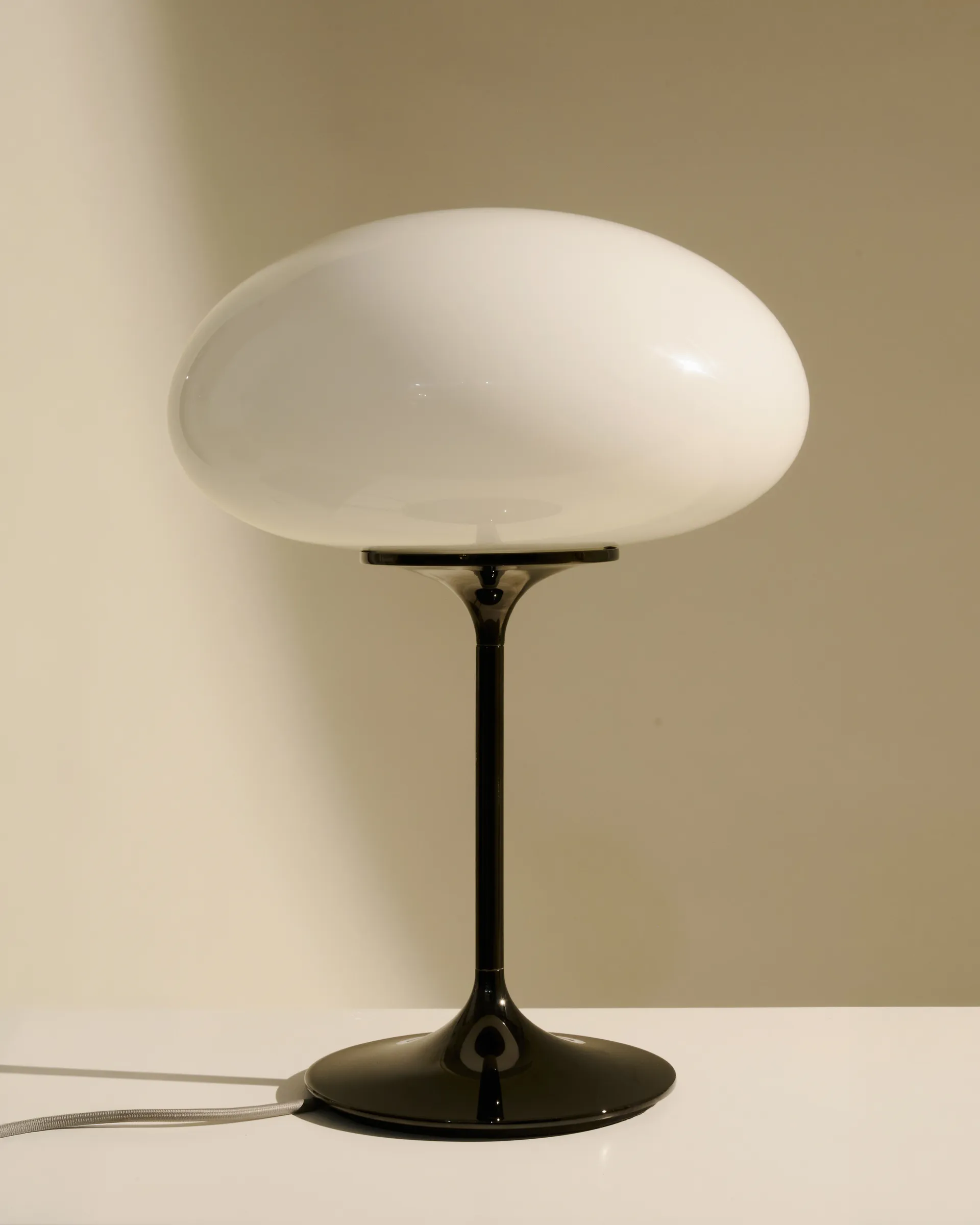 Stemlite bordlampe, Black chrome-opalglas, 42 cm GUBI