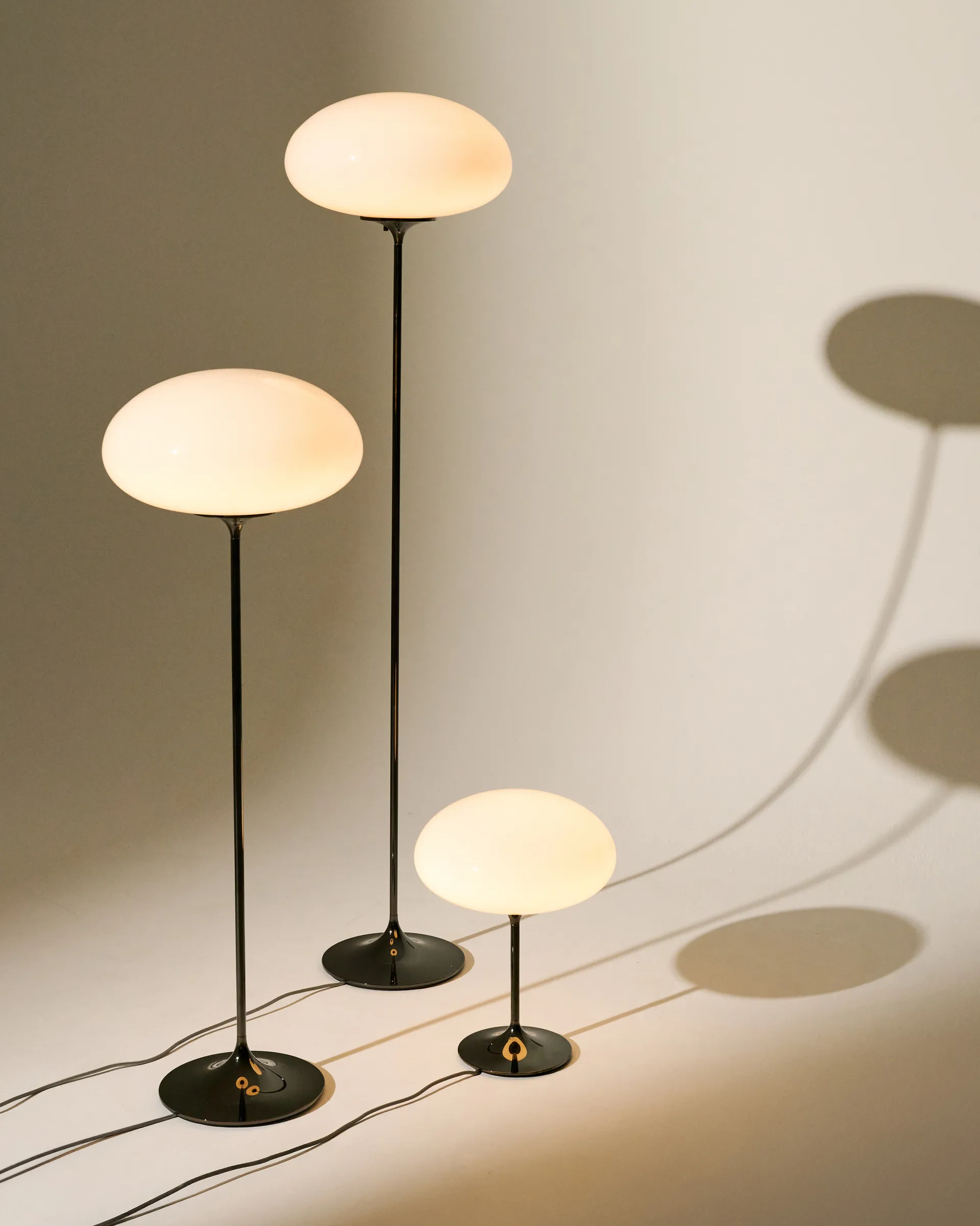 Stemlite bordlampe, Pebble grey-opalglas, 42 cm GUBI