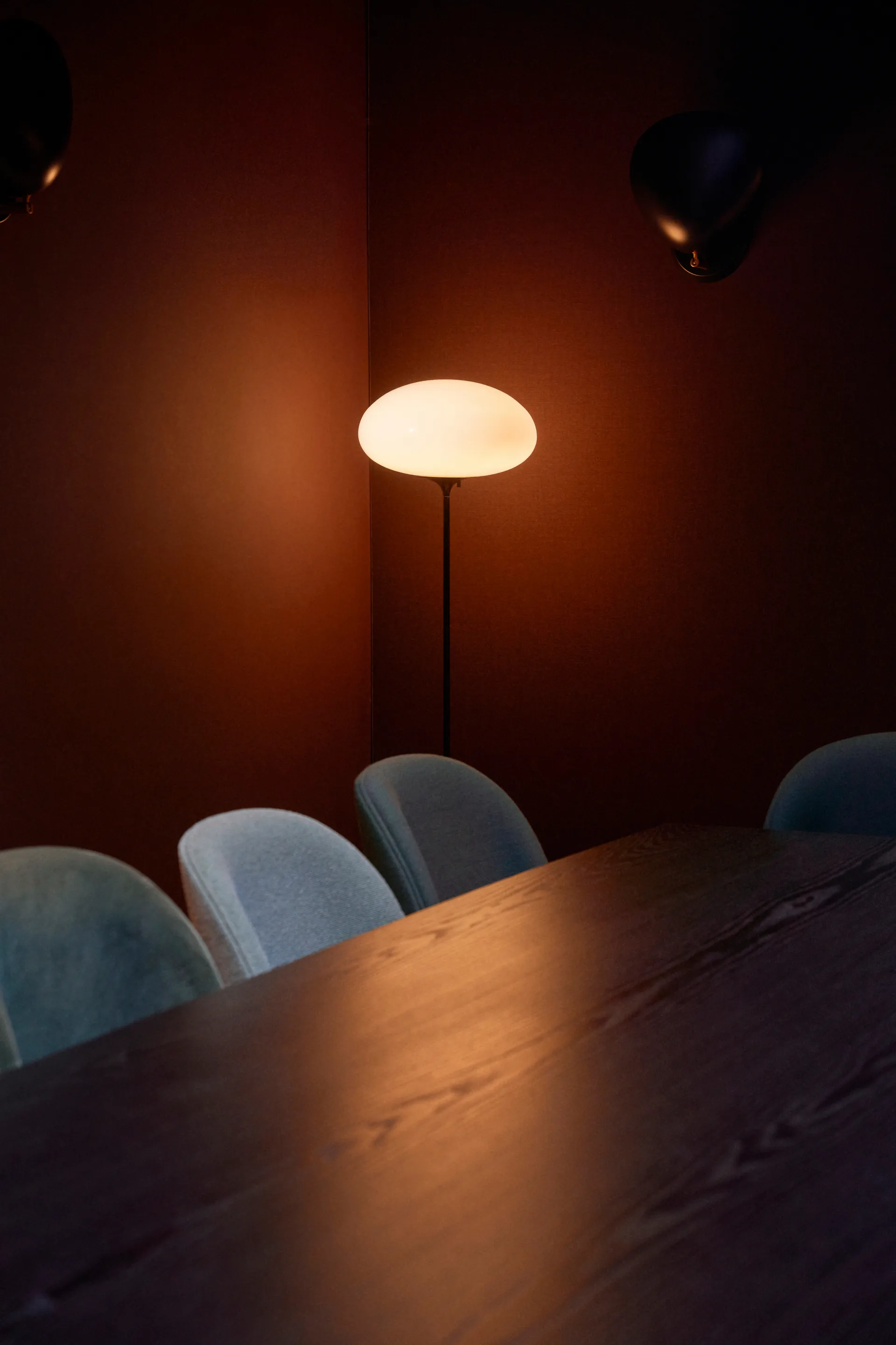 Stemlite gulvlampe, Black chrome-opalglas, 110 cm GUBI