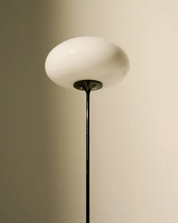 Stemlite gulvlampe - Black chrome-opalglas, 150 cm - GUBI