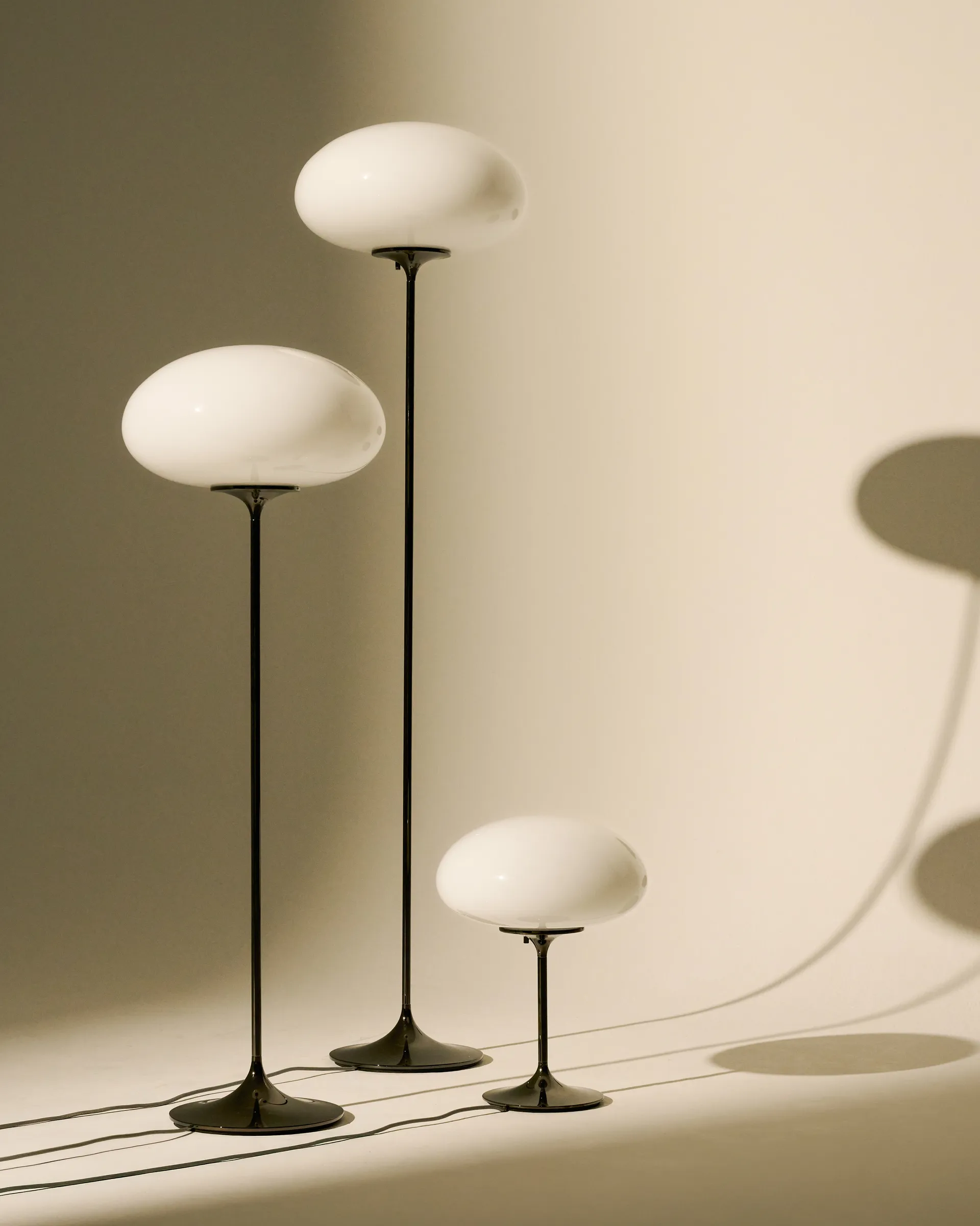 Stemlite gulvlampe, Black red-opalglas, 150 cm GUBI