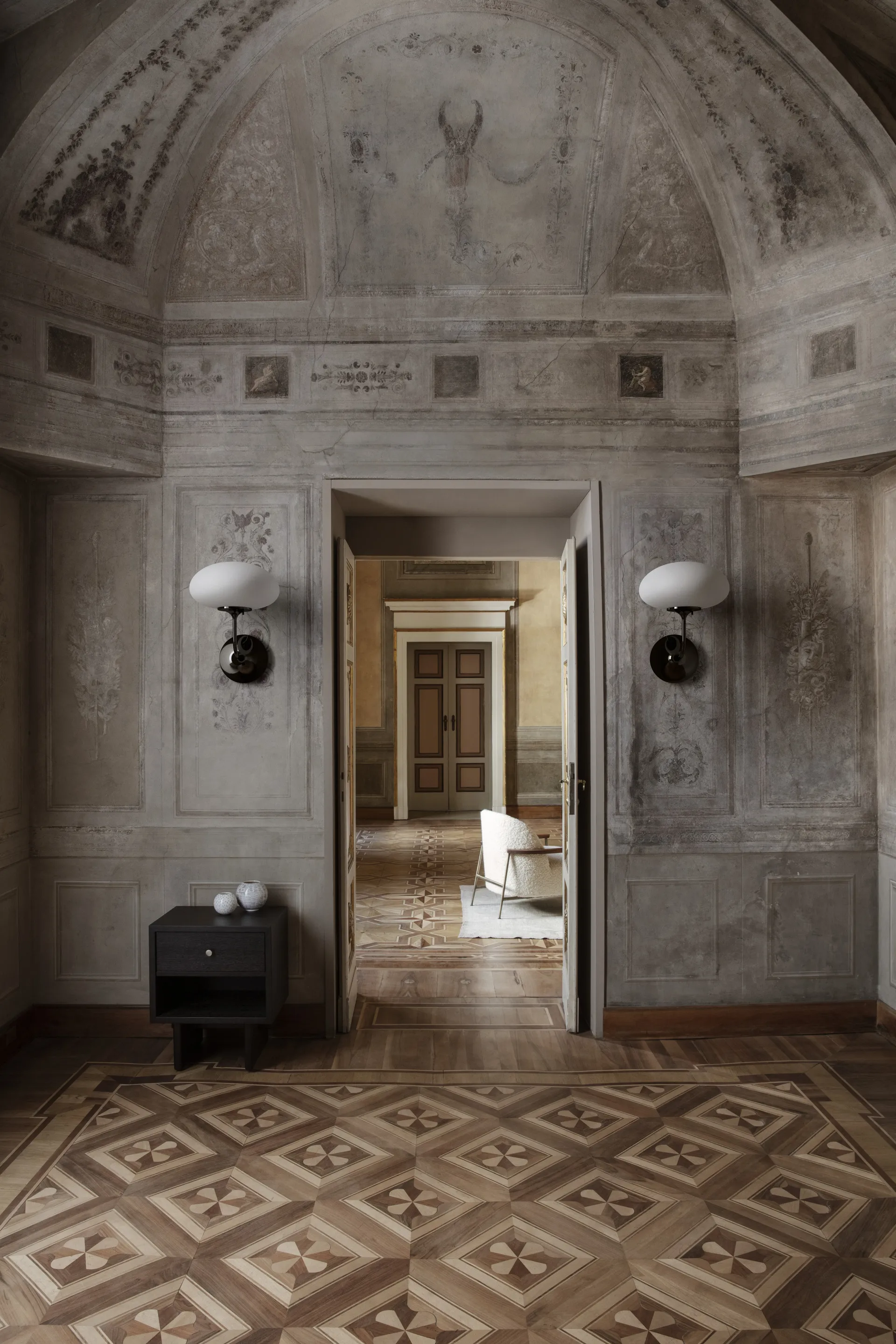 Stemlite væglampe, Sort krom-matteret glas GUBI