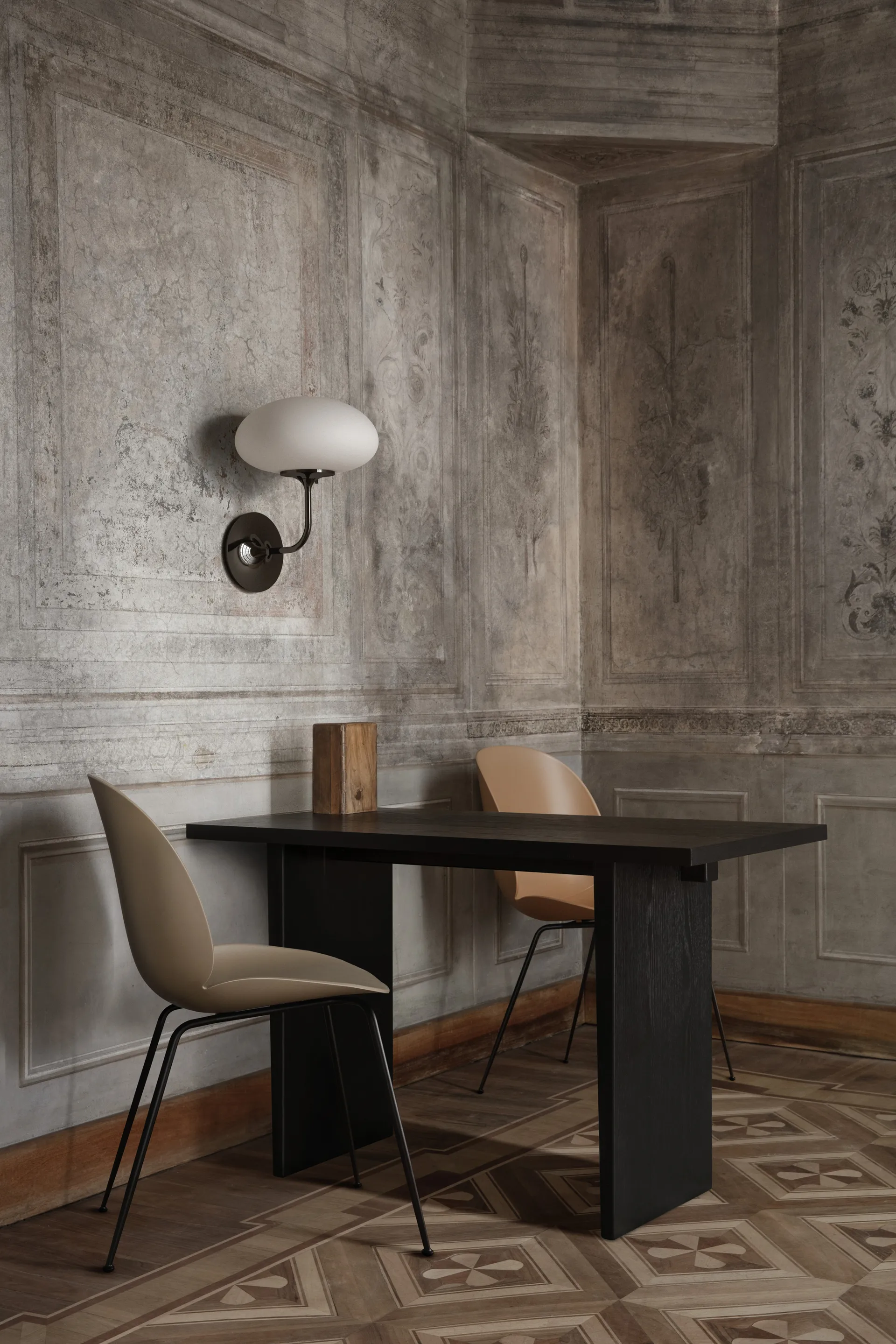 Stemlite væglampe, Sort krom-matteret glas GUBI