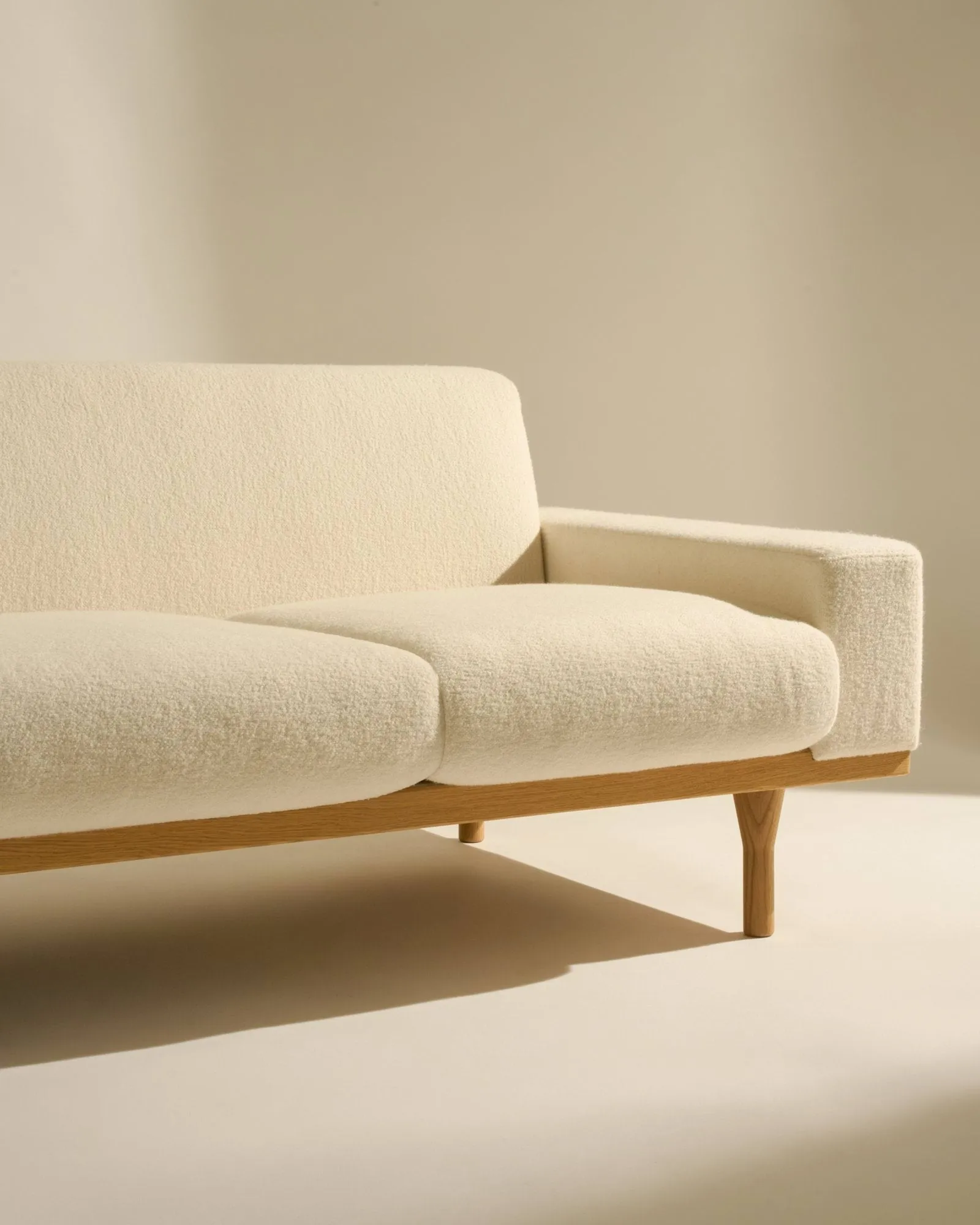 SW50 sofa, Harp 24 Ivory-olieret eg, 4-personers GUBI