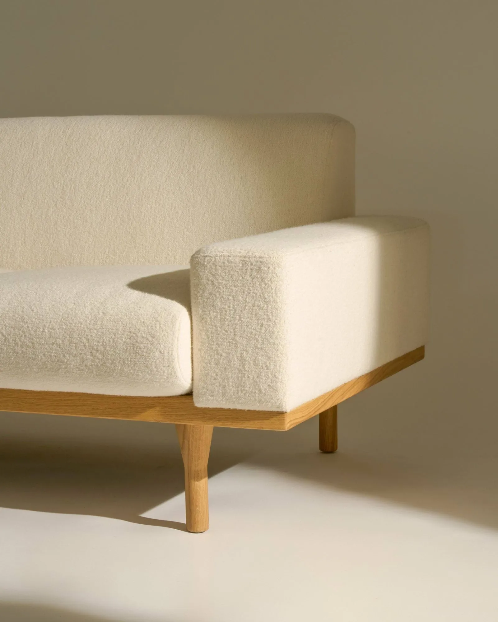 SW50 sofa, Harp 24 Ivory-olieret eg, 4-personers GUBI