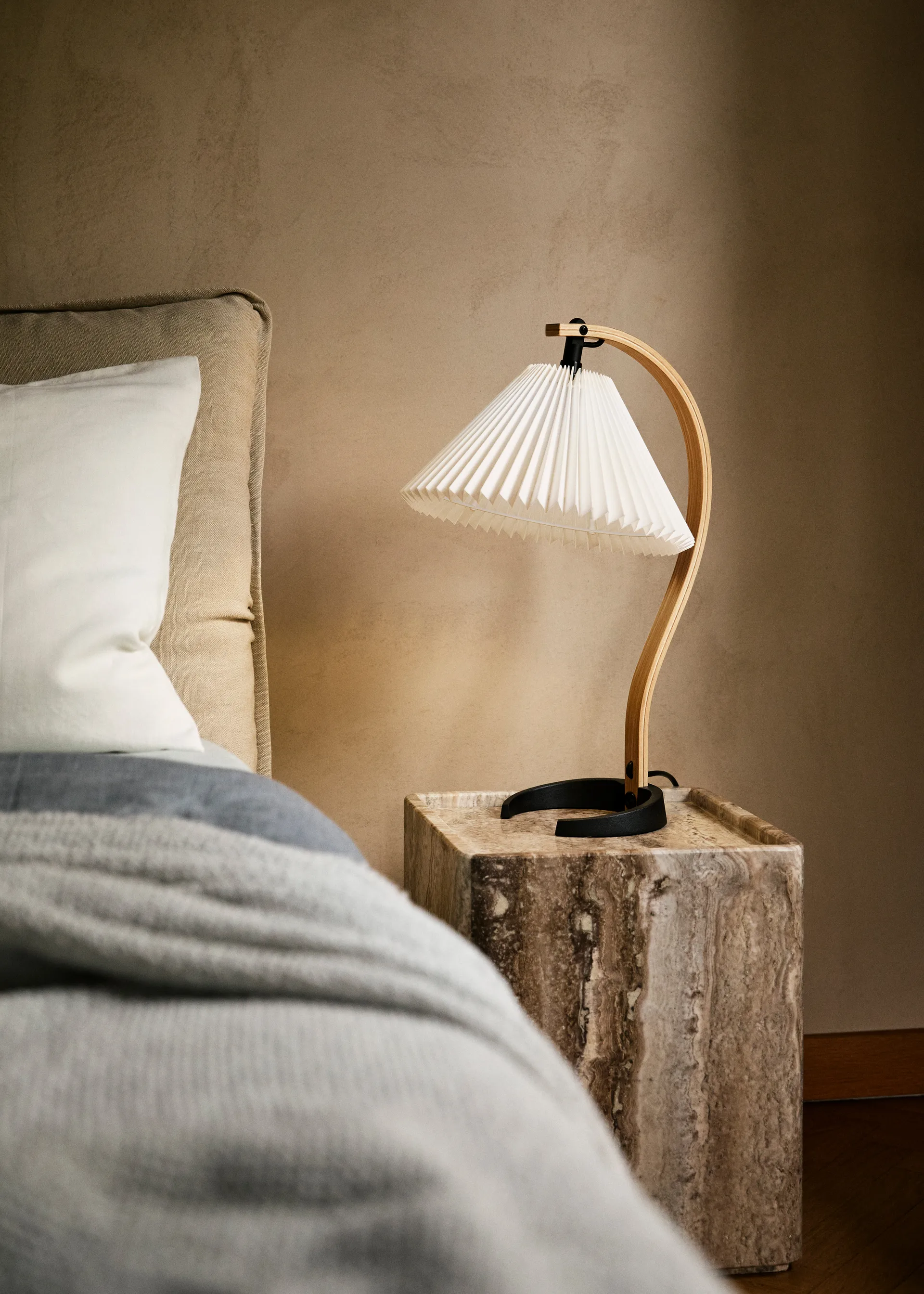 Timberline bordlampe, Oak-birch-white GUBI