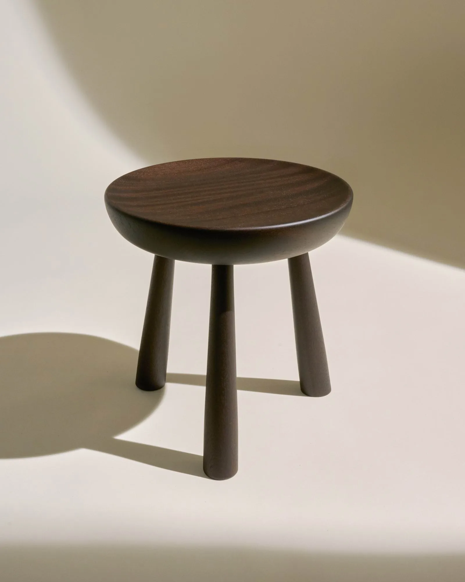 Totto skammel, Mørkbejdset lakeret sapele, Ø31x32,6 cm GUBI