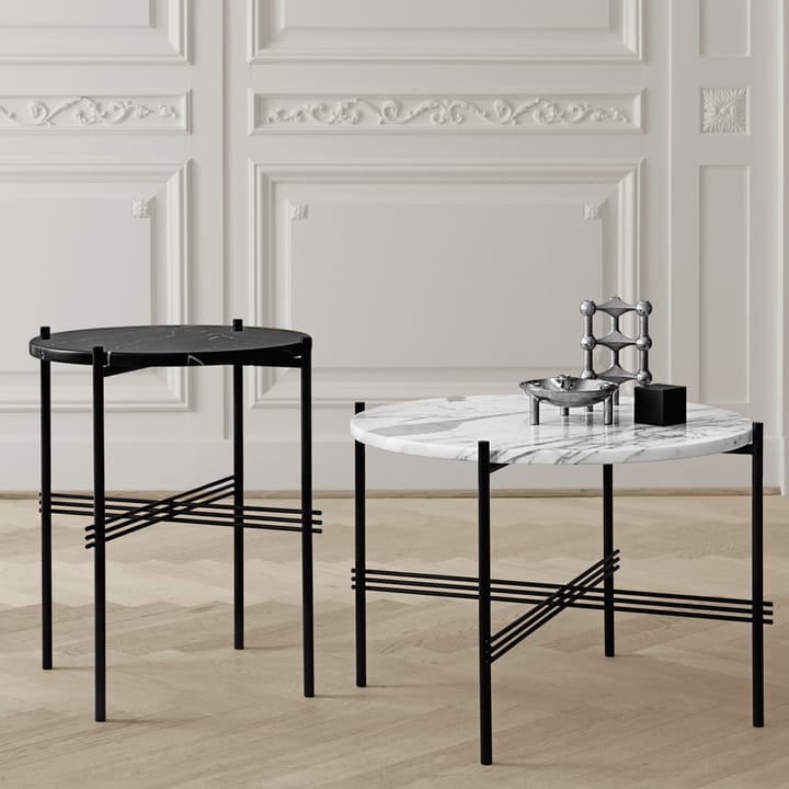 TS Round sofabord - black marquina marble, Ø80, understel i messing - GUBI
