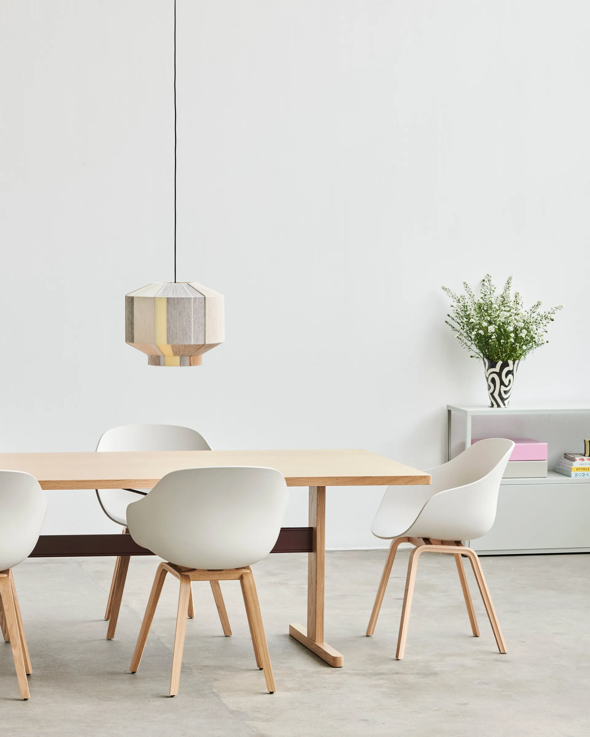 About a Chair 22 2.0 stol, Hvidlakeret egestel HAY