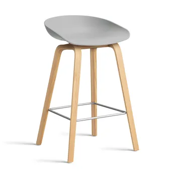 About a Stool 32 Low barstol lakeret egestel 2.0 - Concrete grey-rustfrit stålstøtte - HAY