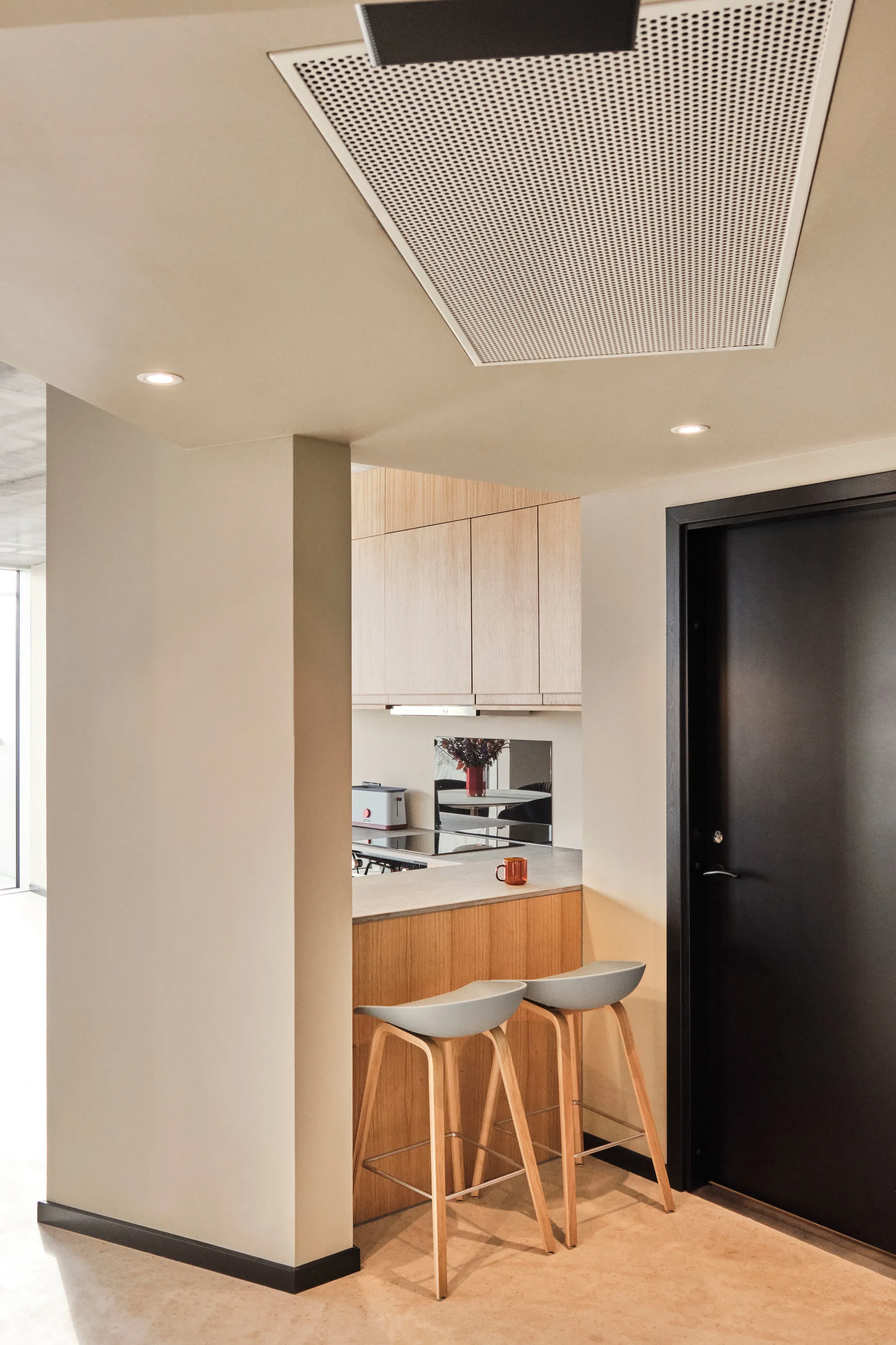 About a Stool 32 Low barstol lakeret egestel 2.0, Concrete grey-rustfrit stålstøtte HAY