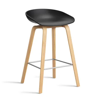 About a Stool 32 Low barstol lakeret egestel 2.0 - Sort-rustfrit stålsstøtte - HAY