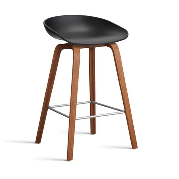 About a Stool 32 Low barstol valnødsstel 2.0 - Sort-rustfrit stålsstøtte - HAY