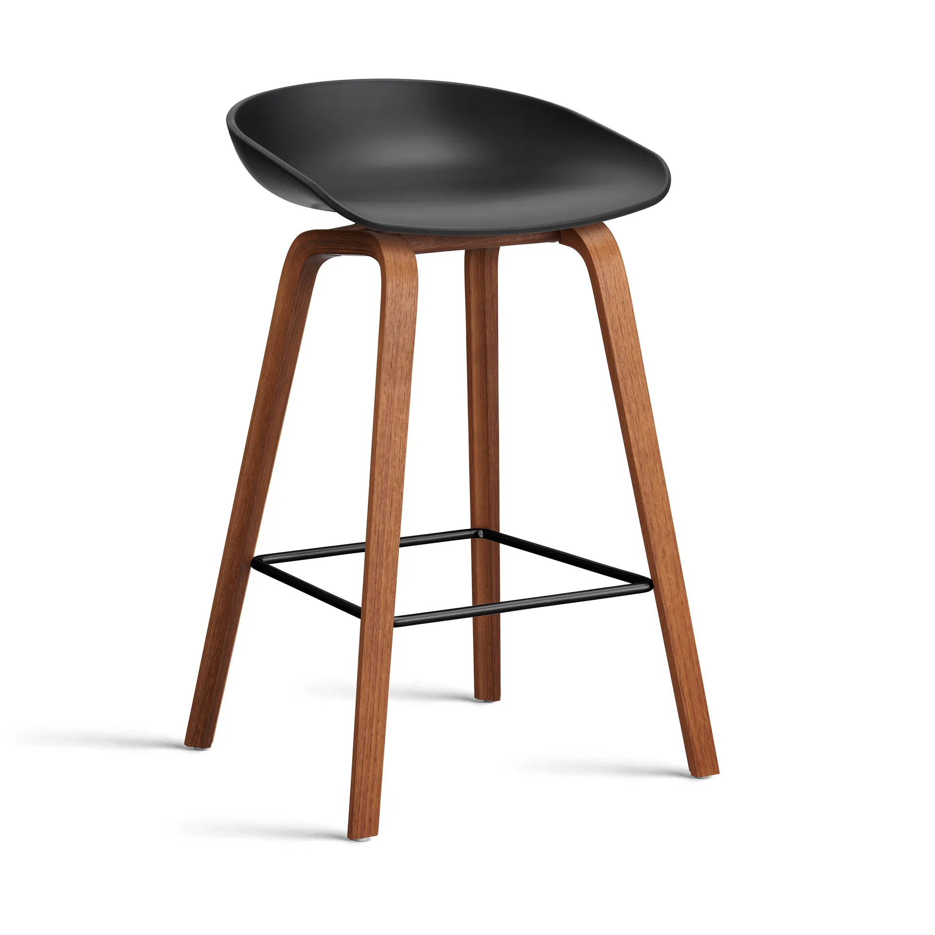 About a Stool 32 Low barstol valnødsstel 2.0, Sort-sort stålstøtte HAY