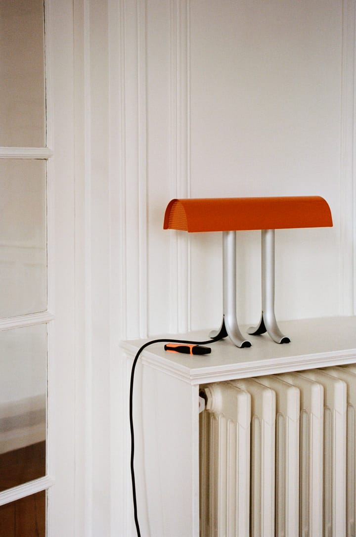 Anagram bordlampe, Charred orange HAY